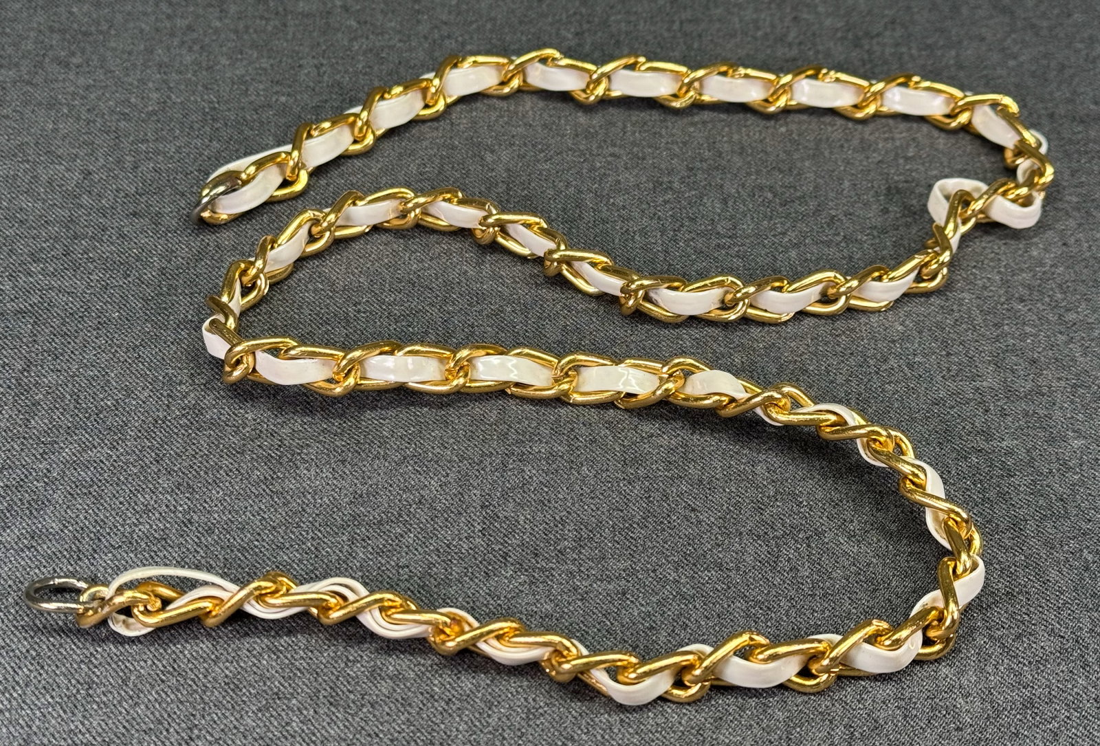 Vintage Gold-Tone & White Patent Leather Interwoven Chain Purse Strap. *L: Vintage Gold-Tone & White Patent Leather Interwoven Chain Purse Strap Unmarked. For measures please refer to the pictures taken with a measuring tape. Weight: 45 Grams. IN HOUSE FLAT SHIPPING & HANDLI