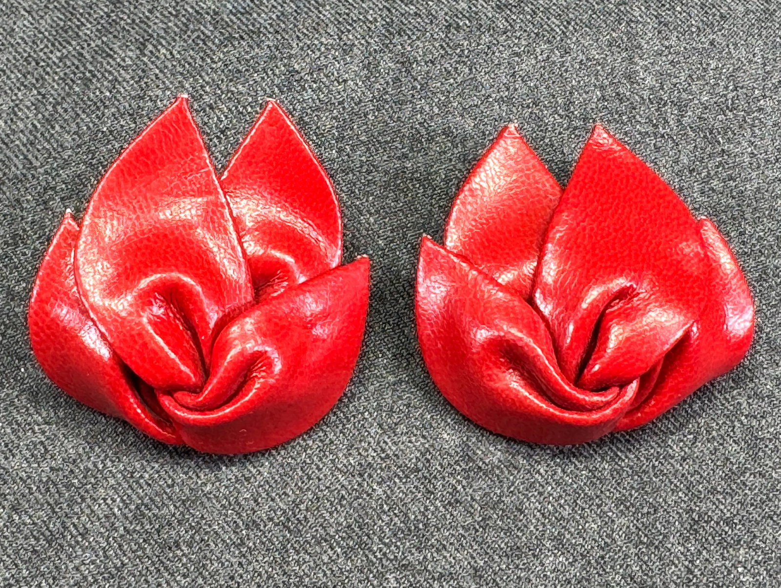 Vintage 1960s Red Vinyl Textured Petal Floral Shoe Buckles. *j: Vintage 1960s Red Vinyl Textured Petal Floral Shoe Buckles. Unmarked. For measures please refer to the pictures taken with a measuring tape. Weight: 8 Grams. IN HOUSE FLAT SHIPPING & HANDLING COST WIT