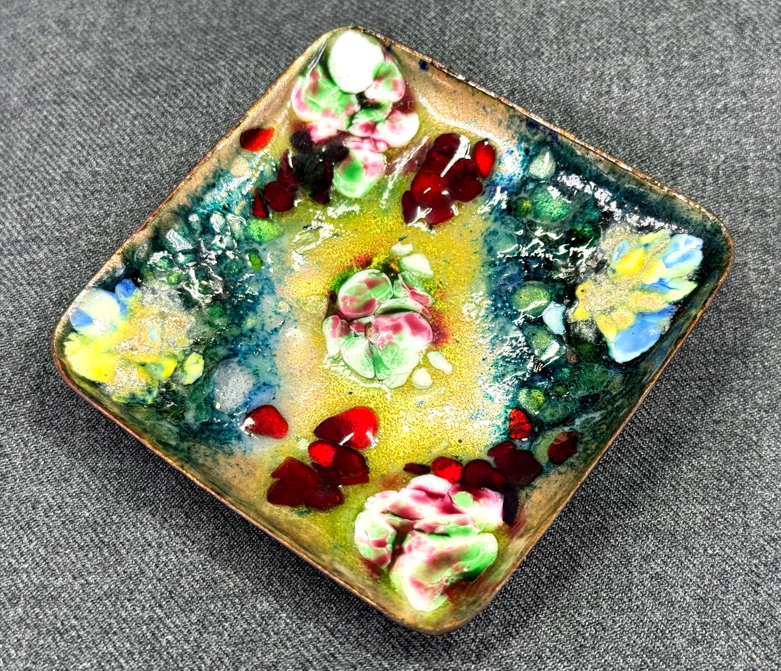 Vintage MCM Spanish Esmaltes Garcia Enamel on Copper Trinket Dish. *L: Vintage MCM Spanish Esmaltes Garcia Enamel on Copper Trinket Dish. Unmarked . For measures please refer to the pictures taken with a measuring tape. Weight: 60 Grams. IN HOUSE FLAT SHIPPING & HANDLING