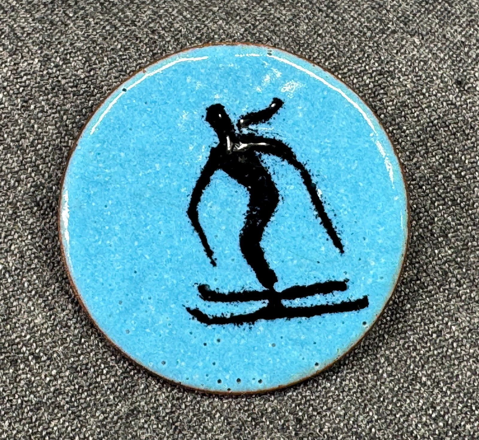 Vintage MCM Modernist Enamel on Copper Skier Brooch Pin . *J: Vintage MCM Modernist Enamel on Copper Skier Brooch Pin . Unmarked. For measures please refer to the pictures taken with a measuring tape. Weight: 9 Grams. IN HOUSE FLAT SHIPPING & HANDLING COST WITHI