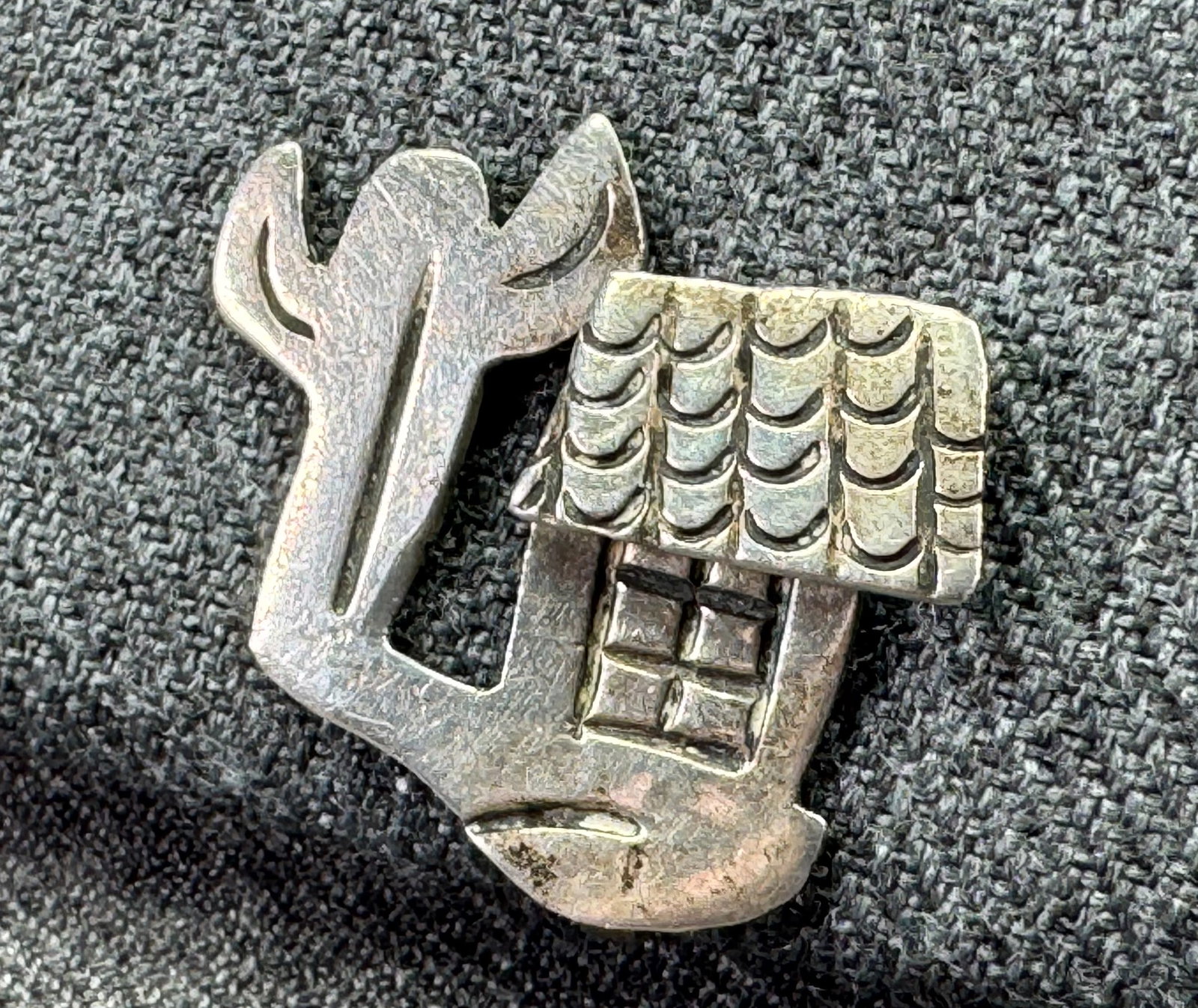 Vintage Mexican sterling silver cactus house single screw back earring #B: Vintage Mexican sterling silver cactus house single screw back earring. Unmarked. For measures please refer to the pictures taken with a measuring tape. Weight: 3.26 Grams. IN HOUSE FLAT SHIPPING & HA