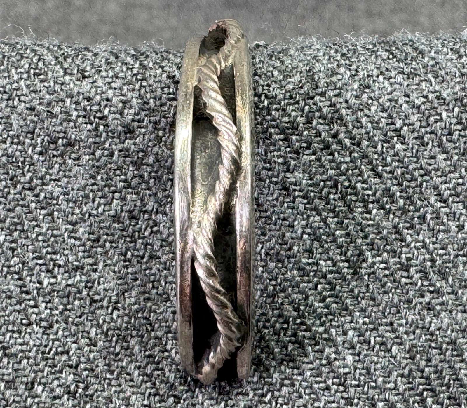 Vintage Mexican Niello sterling silver woven stripe single hoop stud earring #B: Vintage Mexican Niello sterling silver woven stripe single hoop stud earring. Marked Mexico 925. For measures please refer to the pictures taken with a measuring tape. Weight: 4.97 Grams. IN HOUSE FLA