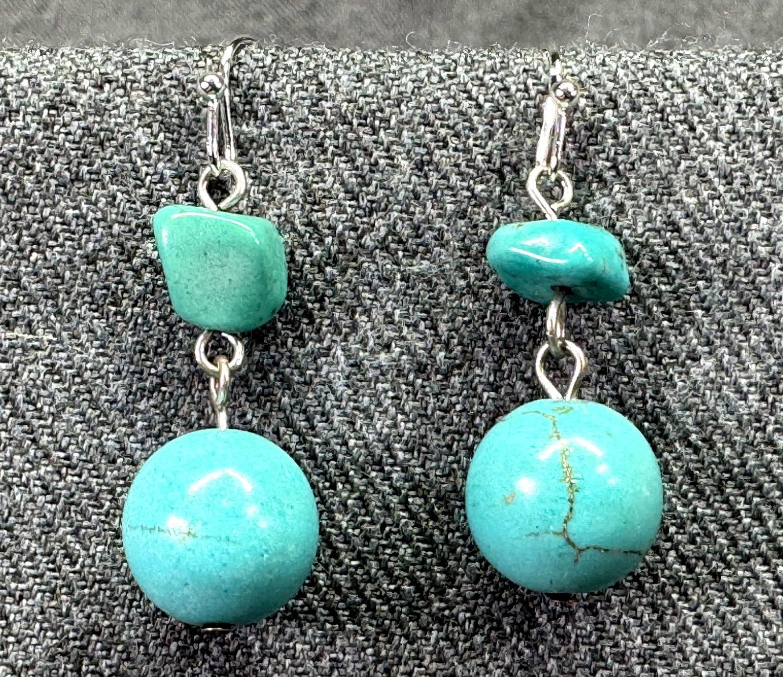 Southwestern Style Reconstituted Turquoise Drof Hook Earrings. Silver-Tone. *f: Southwestern Style Reconstituted Turquoise Drof Hook Earrings. Silver-Tone. Unmarked. For measures please refer to the pictures taken with a measuring tape. Weight: 6 Grams. IN HOUSE FLAT SHIPPING & H