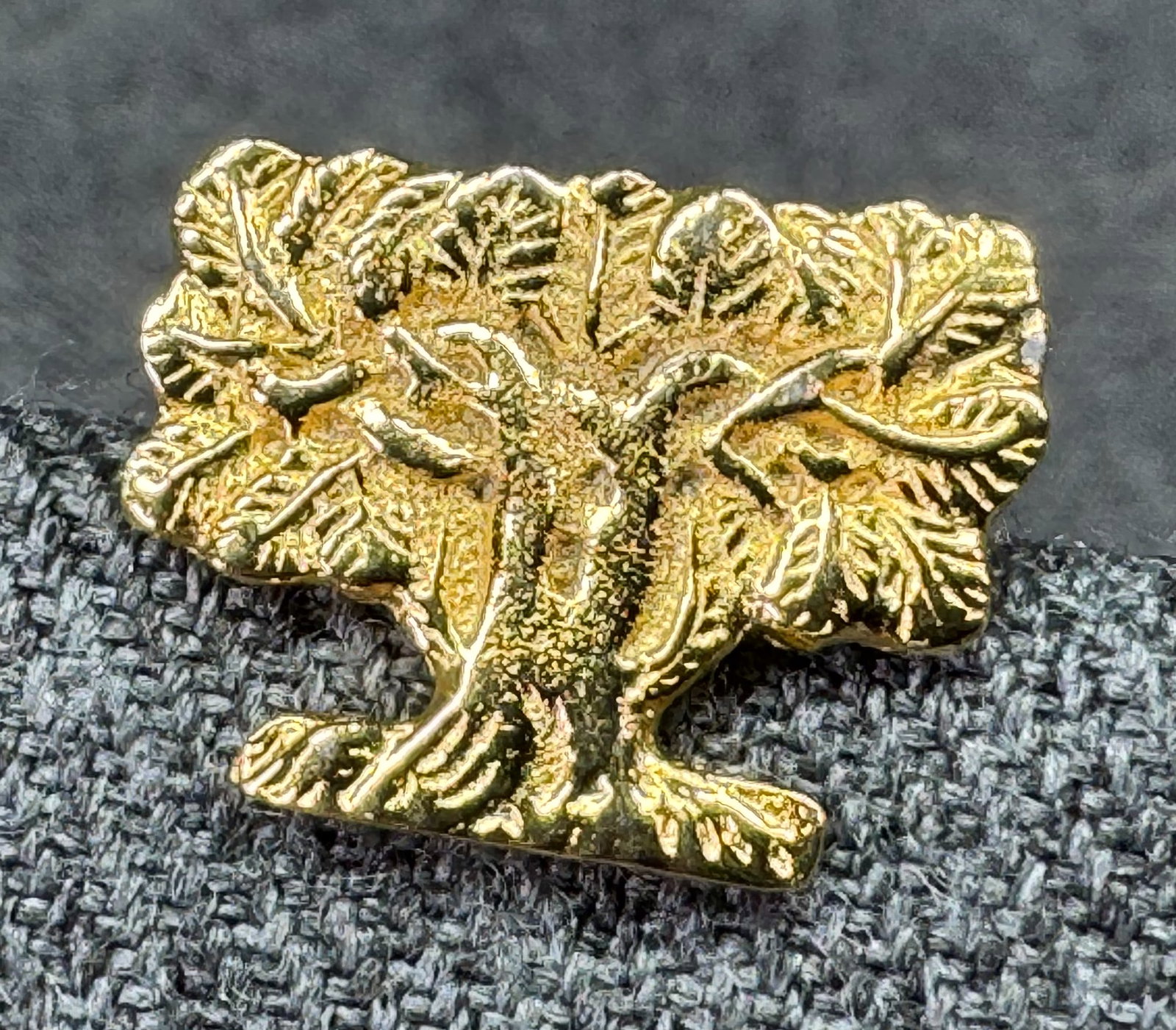 Vintage tree of life gold-toned miniature pin. *d: Vintage 1970s Avon rope design cultured pearl gold-toned ring. Marked For measures please refer to the pictures taken with a measuring tape.Weight: 3.36 Grams IN HOUSE FLAT SHIPPING & HANDLING COST WI