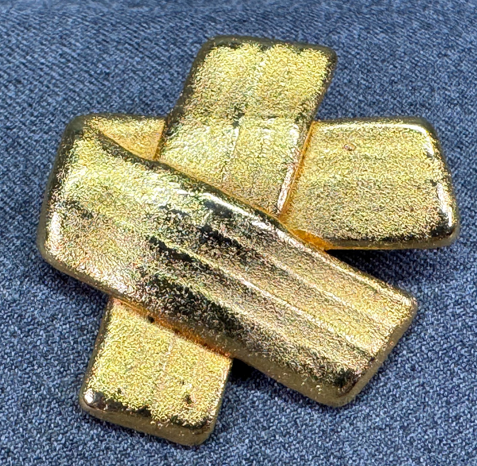 Vintage YSL Style textured gold-tone layered bars brooch pin *f: Vintage YSL Style textured gold-tone layered bars brooch pin Unmarked. For measures please refer to the pictures taken with a measuring tape. Weight: 15 Grams. IN HOUSE FLAT SHIPPING & HANDLING COST W