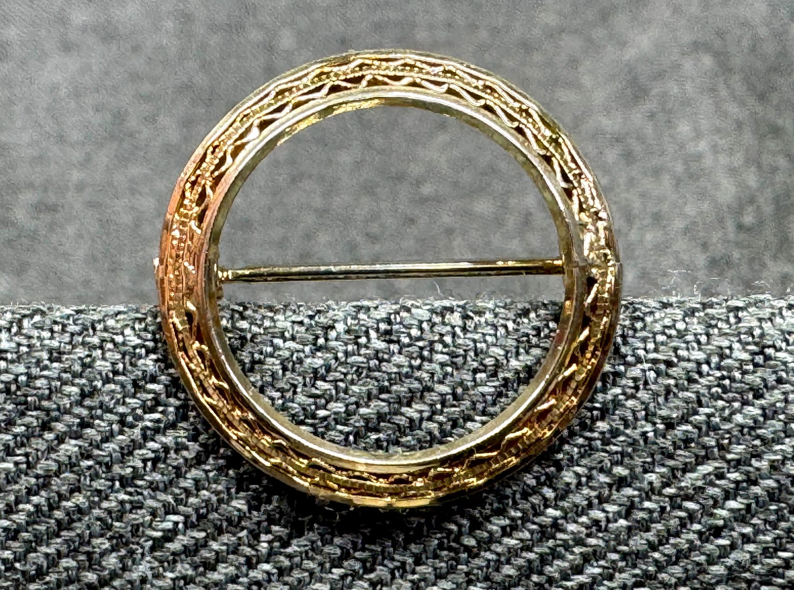 Vintage Filigree Scroll Gold-Filled Wreath Pin Brooch . *L: Vintage Filigree Scroll Gold-Filled Wreath Pin Brooch . Unmarked. For measures please refer to the pictures taken with a measuring tape. Weight: 2 Grams. IN HOUSE FLAT SHIPPING & HANDLING COST WITHIN 
