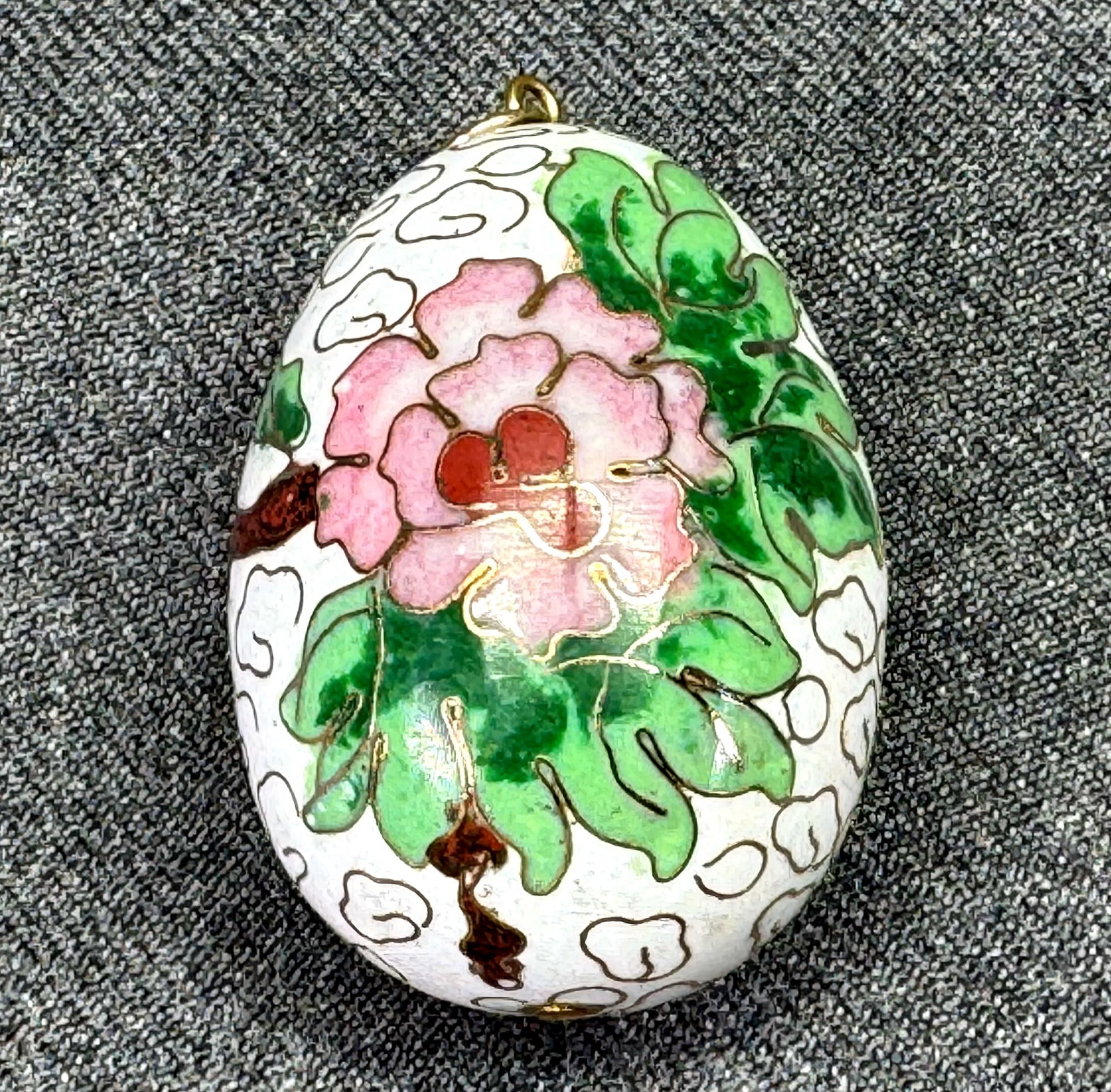 Vintage Chinese cloisonné floral egg pendant. *f: Vintage Chinese cloisonné floral egg pendant. Unmarked. For measures please refer to the pictures taken with a measuring tape. Weight: 16 Grams. IN HOUSE FLAT SHIPPING & HANDLING COST WITHIN ALL 