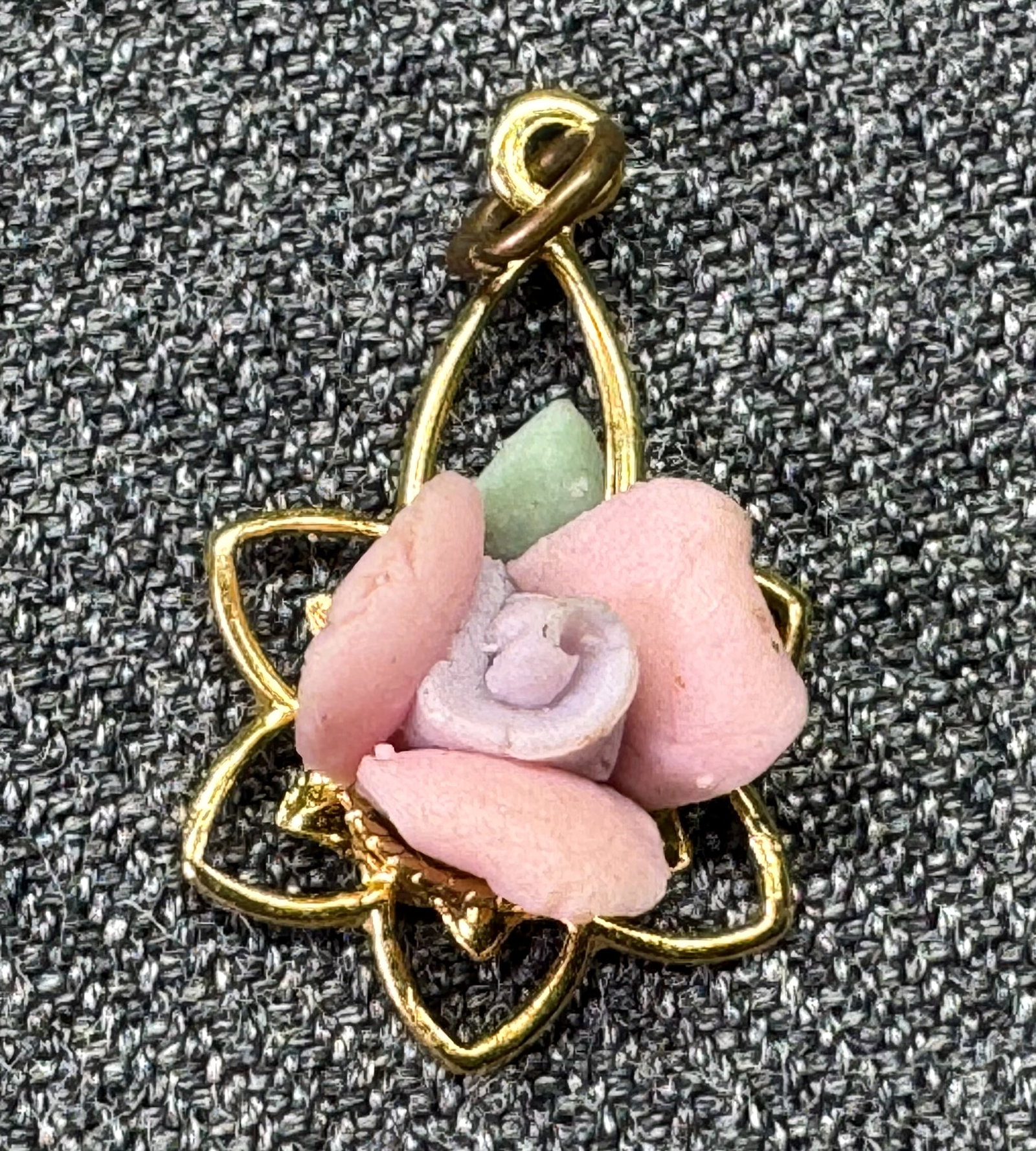 Vintage clay flower pendant charm.Gold-tone. *f: Vintage clay flower pendant charm.Gold-tone. Unmarked. For measures please refer to the pictures taken with a measuring tape. Weight: 1 Grams. IN HOUSE FLAT SHIPPING & HANDLING COST WITHIN ALL THE U.S