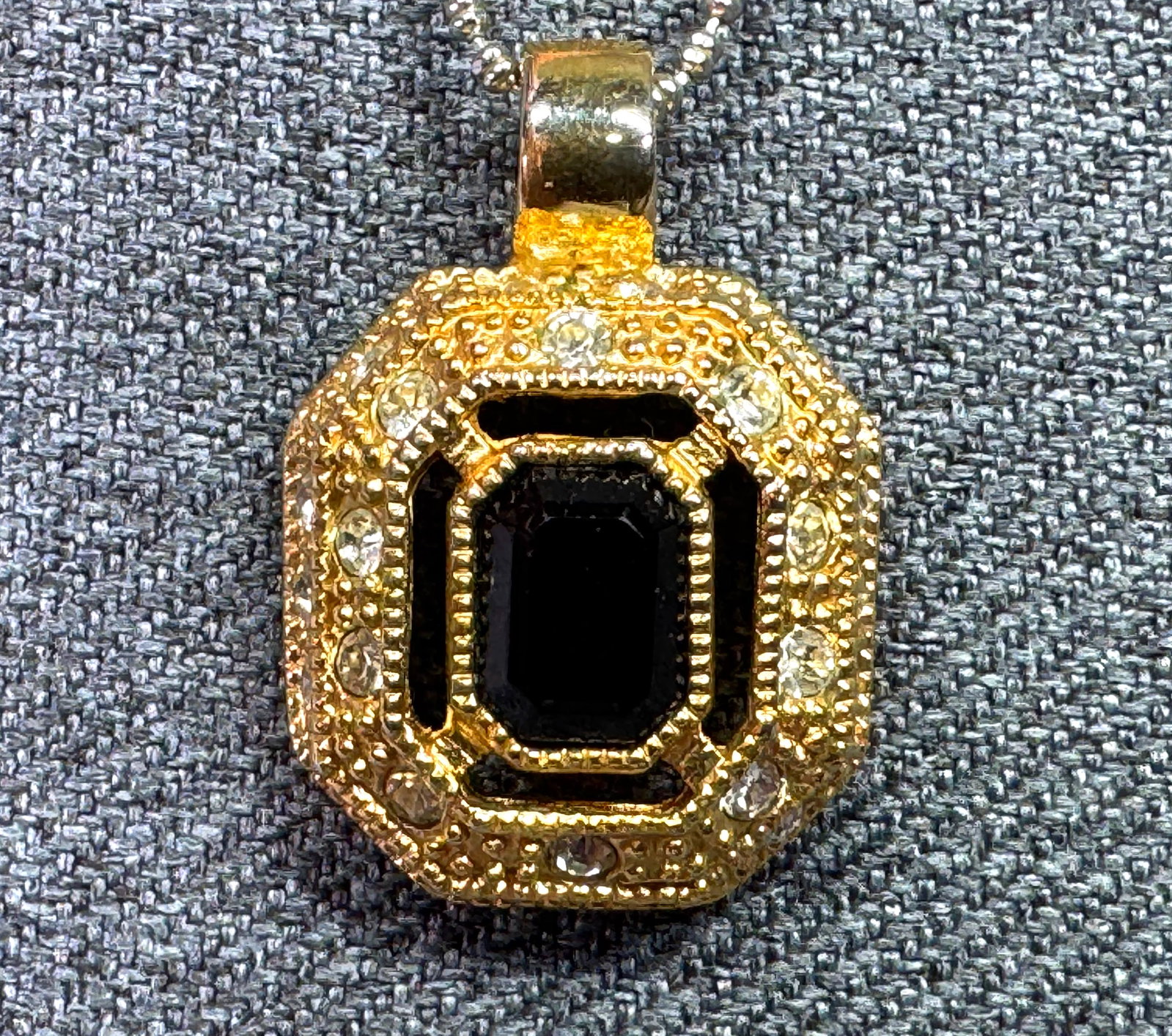 Vintage Roman Black & Clear Crystal Halo Pendant. Gold-tone. *L: Vintage Roman Black & Clear Crystal Halo Pendant. Gold-tone. Marked. For measures please refer to the pictures taken with a measuring tape. Weight: 6 Grams. IN HOUSE FLAT SHIPPING & HANDLING COST WITH