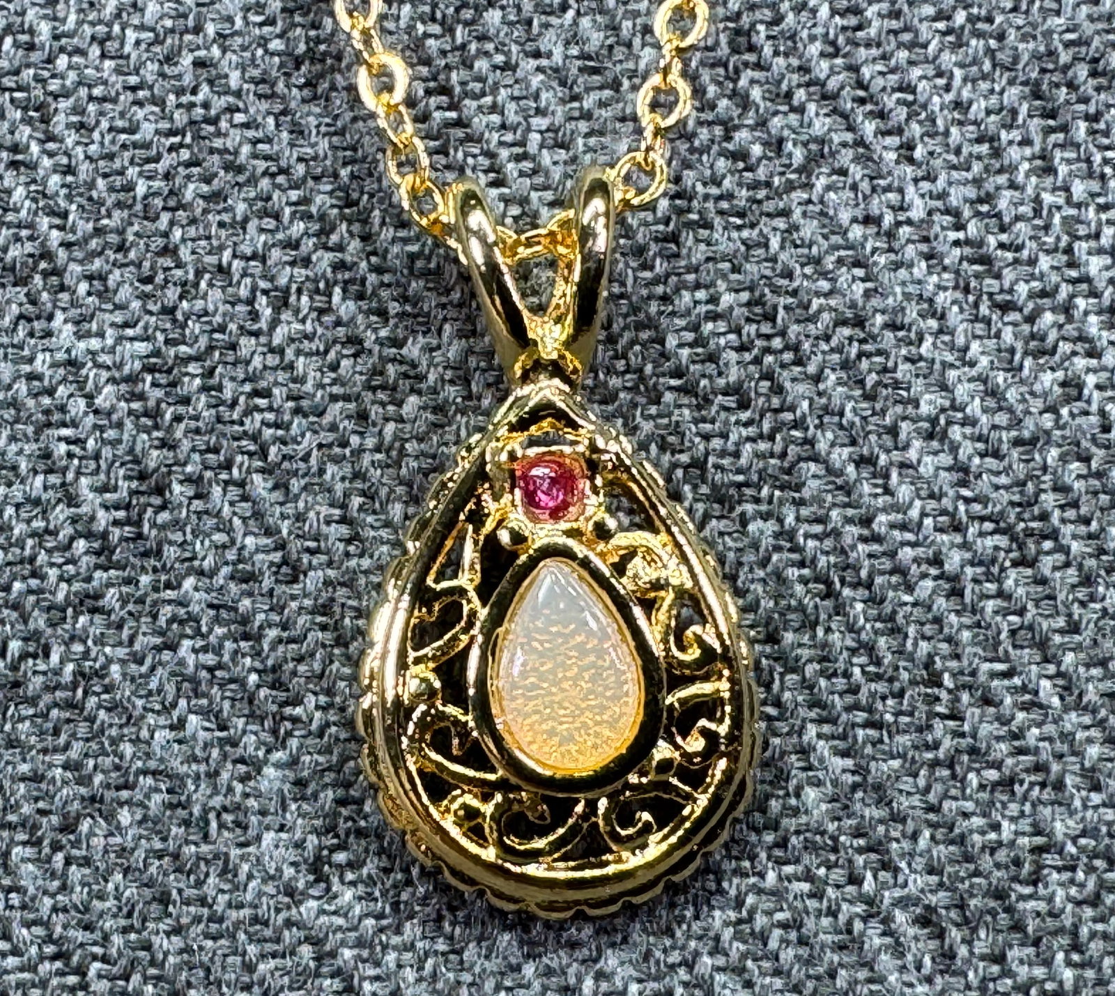 Vintage Van Doran Gold Tone Genuine Ruby & Opal Pendant Necklace. *f: Vintage Van Doran Gold Tone Genuine Ruby & Opal Pendant Necklace. Unmarked. For measures please refer to the pictures taken with a measuring tape. Weight: 4 Grams. IN HOUSE FLAT SHIPPING & HANDLING CO