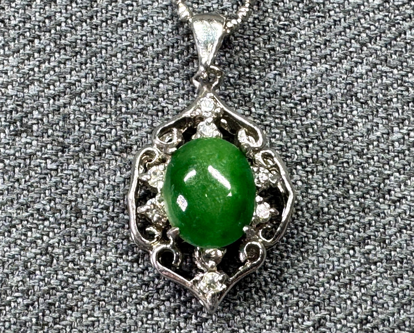 Vintage Green Cabouchon Clear Crystal Halo Pendant. 18K White Gold-plated. *L: Vintage Green Cabouchon Clear Crystal Halo Pendant. 18K White Gold-plated. Marked 18KGP on bail. For measures please refer to the pictures taken with a measuring tape. Weight: 4 Grams. IN HOUSE FLAT S