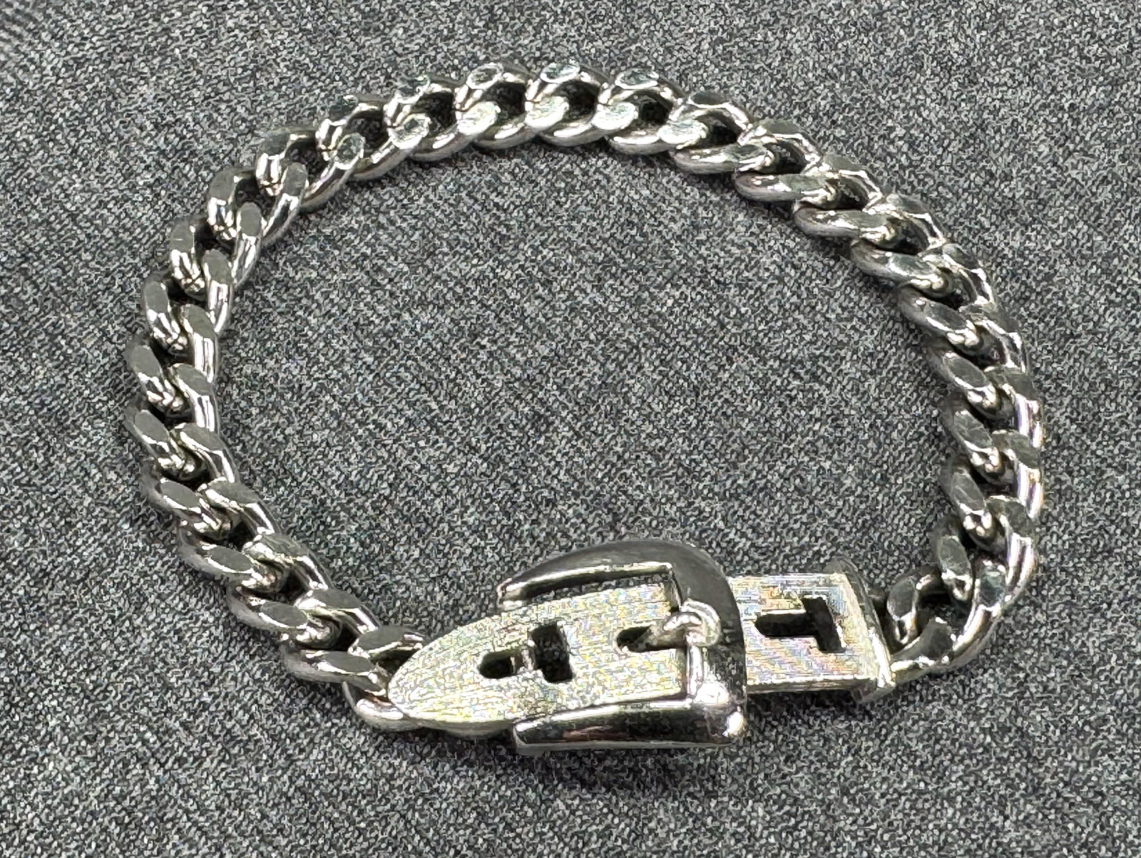 Retro Avon Silver-Tone Curb Link Belt Buckle Adjustable Bracelet *L: Retro Avon Silver-Tone Curb Link Belt Buckle Adjustable Bracelet. Signed. For measures please refer to the pictures taken with a measuring tape. Weight: 21 Grams. IN HOUSE FLAT SHIPPING & HANDLING COS