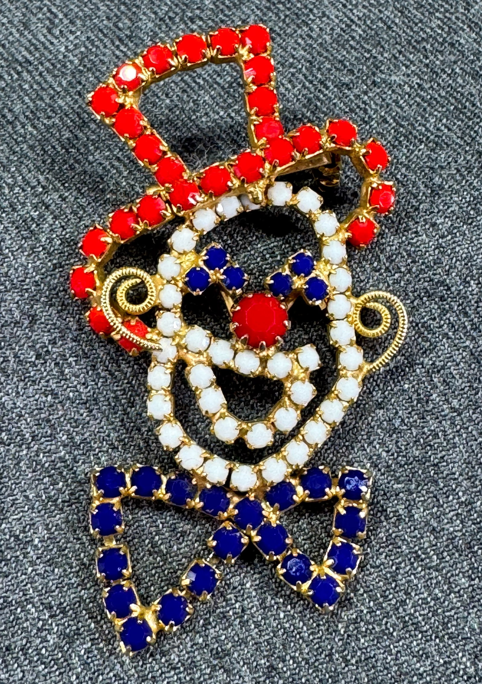 Vintage rhinestones goldtoned metal clown brooch pin. One side of the bow moves: IN HOUSE FLAT SHIPPING & HANDLING COST WITHIN ALL THE U.S. : 7 To bypass LiveShipping, and use our In-House shipping service for 7 or shipping combined for multiple lots, please select “Arrange 