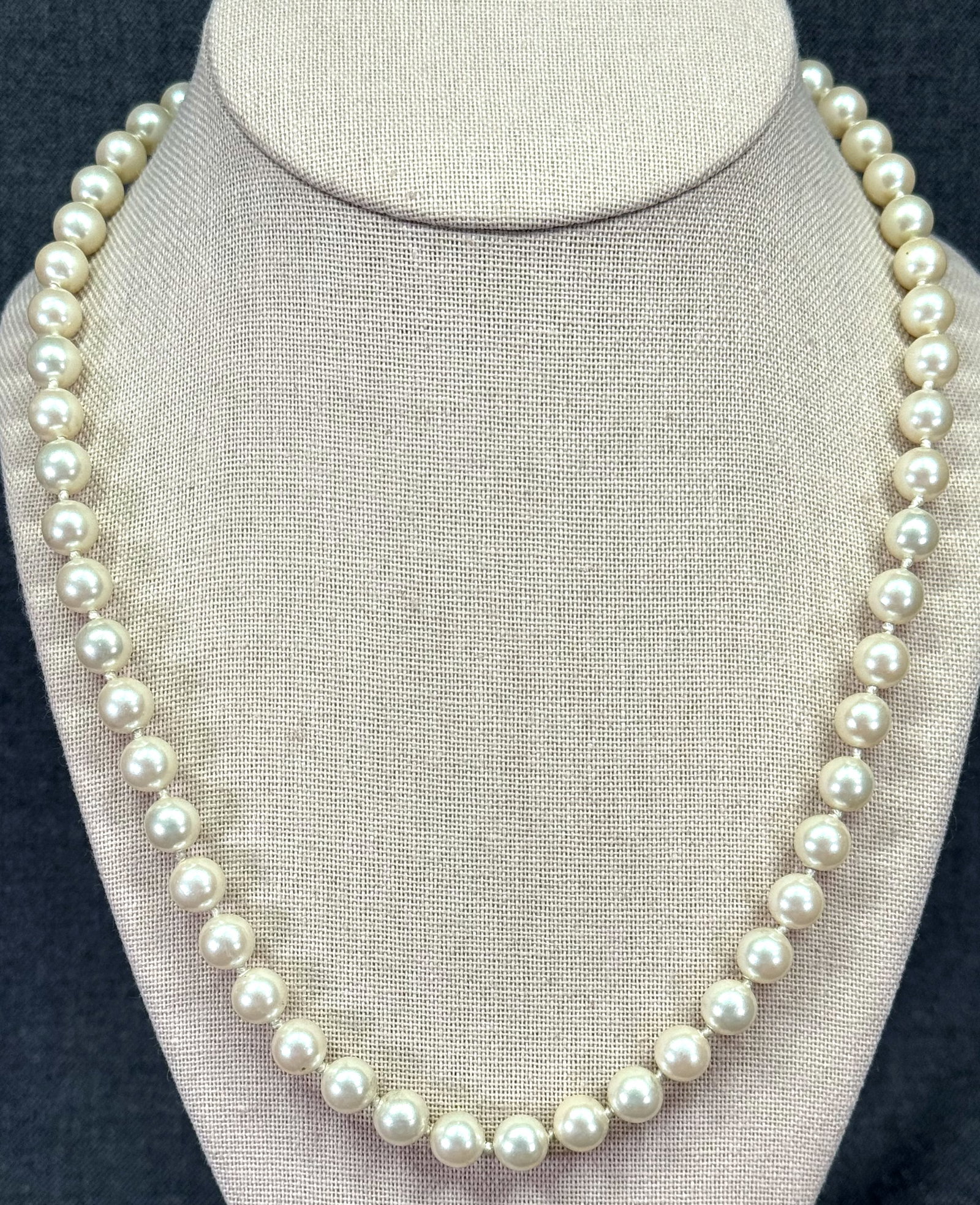 Vintage hand knotted in between pearly beads necklace.: IN HOUSE FLAT SHIPPING & HANDLING COST WITHIN ALL THE U.S. : $7 To bypass LiveShipping, and use our In-House shipping service for $7 or shipping combined for multiple lots, please select “Arrang