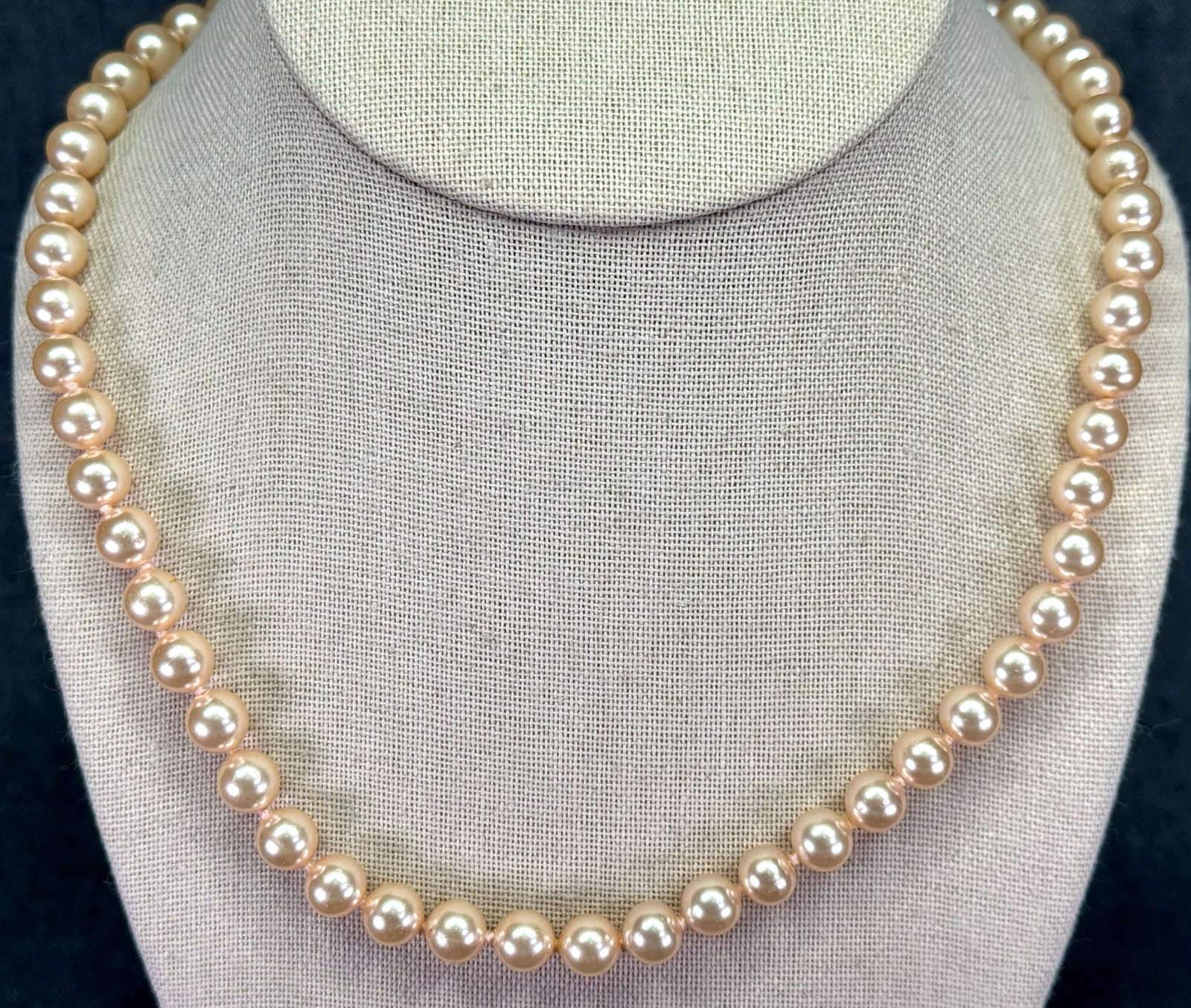 Vintage Peach Simulated Pearl Necklace. Jeweled Fish Clasp Gold-tone. Handknotted. *f: Vintage Peach Simulated Pearl Necklace. Jeweled Fish Clasp Gold-tone. Handknotted. Unmarked. For measures please refer to the pictures taken with a measuring tape. Weight: 43 Grams. IN HOUSE FLAT SHIP