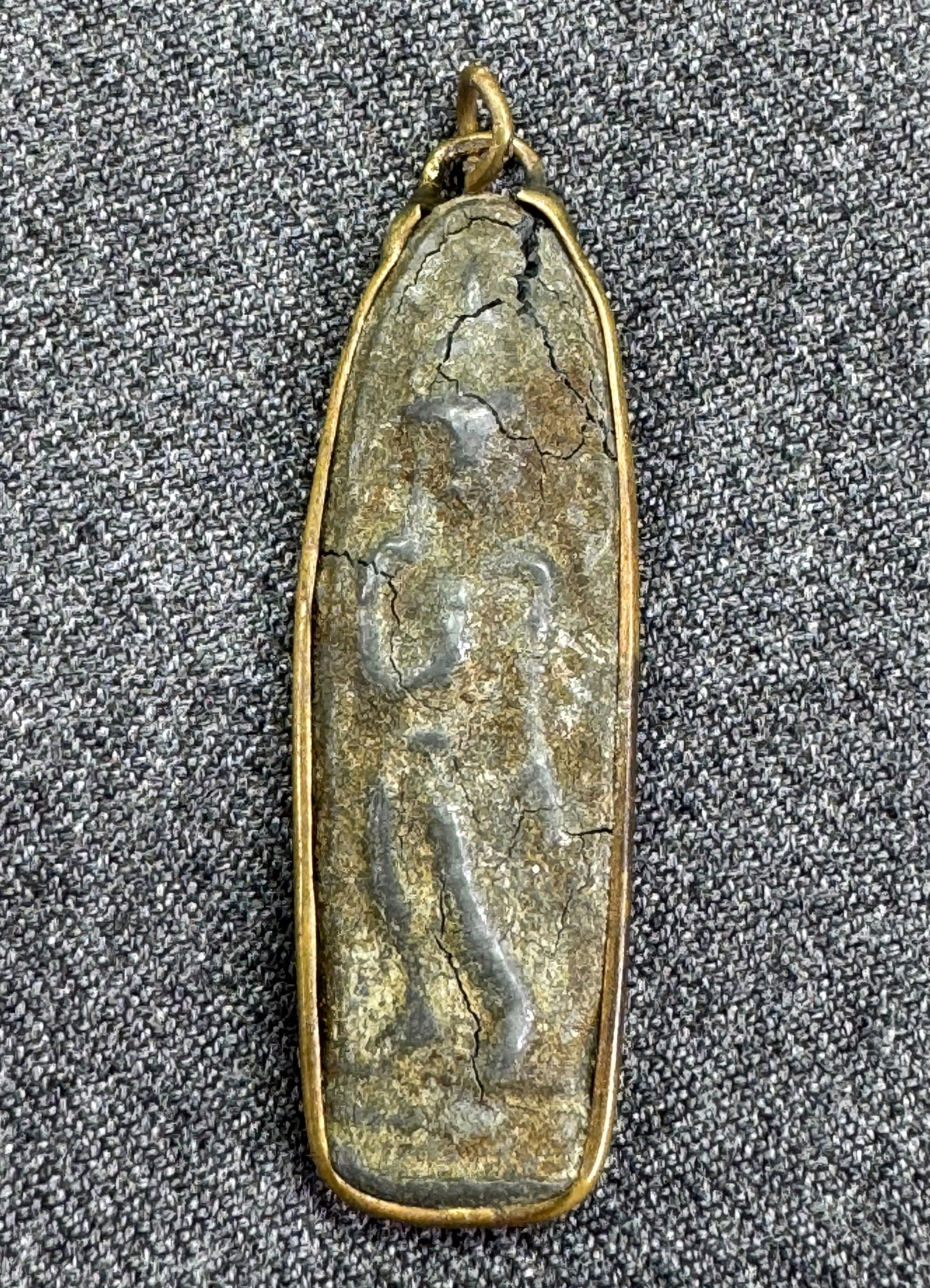 Vintage Thai Phra Leela Double-Sided Walking Buddha Amulet Pendant. *L: Vintage Thai Phra Leela Double-Sided Walking Buddha Amulet Pendant. Unmarked. For measures please refer to the pictures taken with a measuring tape. Weight: 8 Grams. IN HOUSE FLAT SHIPPING & HANDLING 