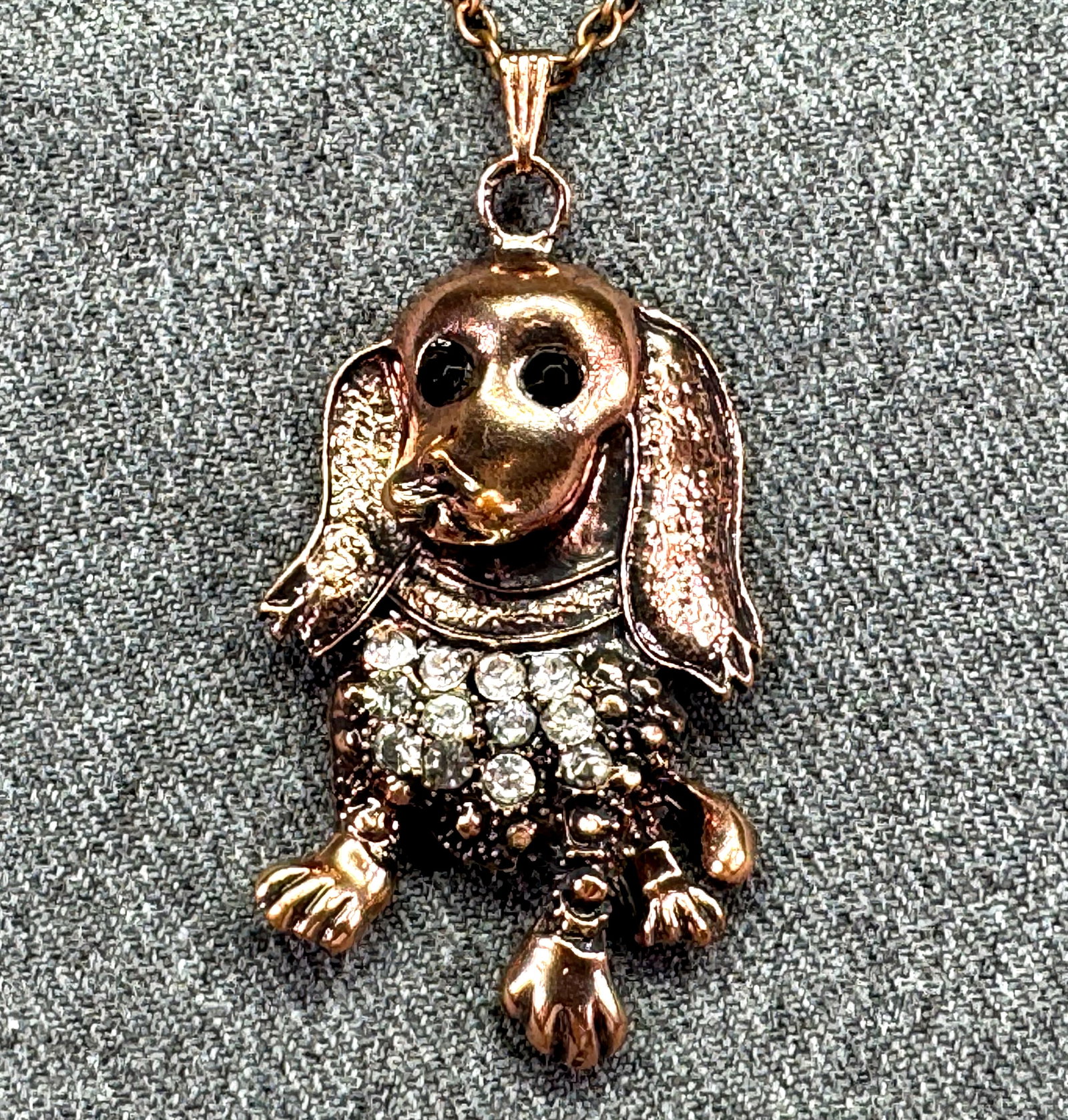 Vintage crystals copper-tone dog pendant chain necklace. *f: Vintage crystals copper-tone dog pendant chain necklace. Unmarked. For measures please refer to the pictures taken with a measuring tape. Weight: 20 Grams. IN HOUSE FLAT SHIPPING & HANDLING COST WITHI