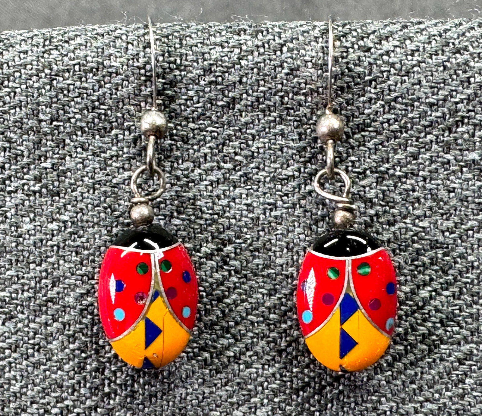 Zuni Style Sterling Silver Enamel Inlay Ladybug Dangle Earrings. Unmarked. *L: Zuni Style Sterling Silver Enamel Inlay Ladybug Dangle Earrings. Unmarked. For measures please refer to the pictures taken with a measuring tape. Weight: 8 Grams. IN HOUSE FLAT SHIPPING & HANDLING COS