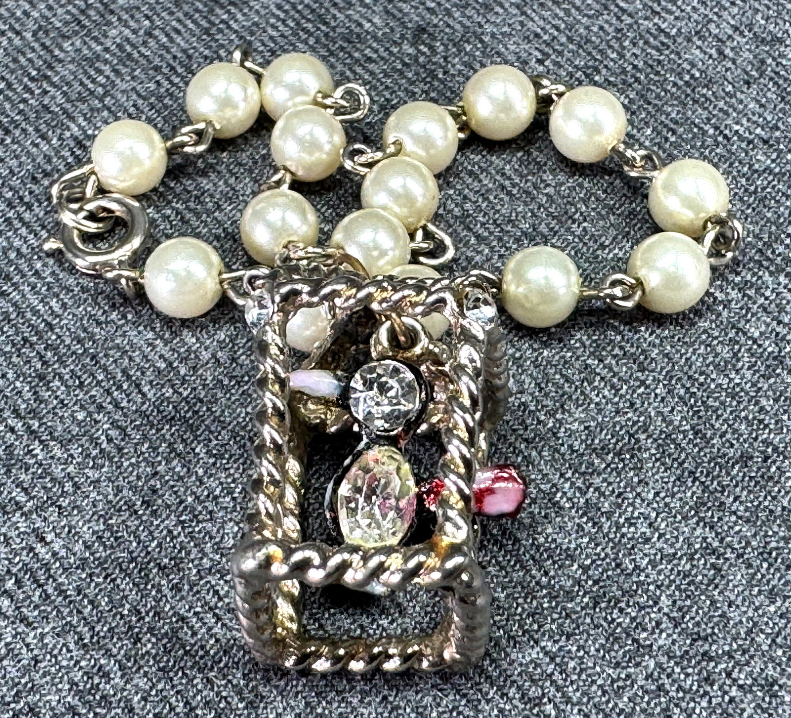 Vintage pearly chain bracelet with an enamel jeweled dangling bird goldtone cage charm: IN HOUSE FLAT SHIPPING & HANDLING COST WITHIN ALL THE U.S. : 7 To bypass LiveShipping, and use our In-House shipping service for 7 or shipping combined for multiple lots, please select “Arrange 