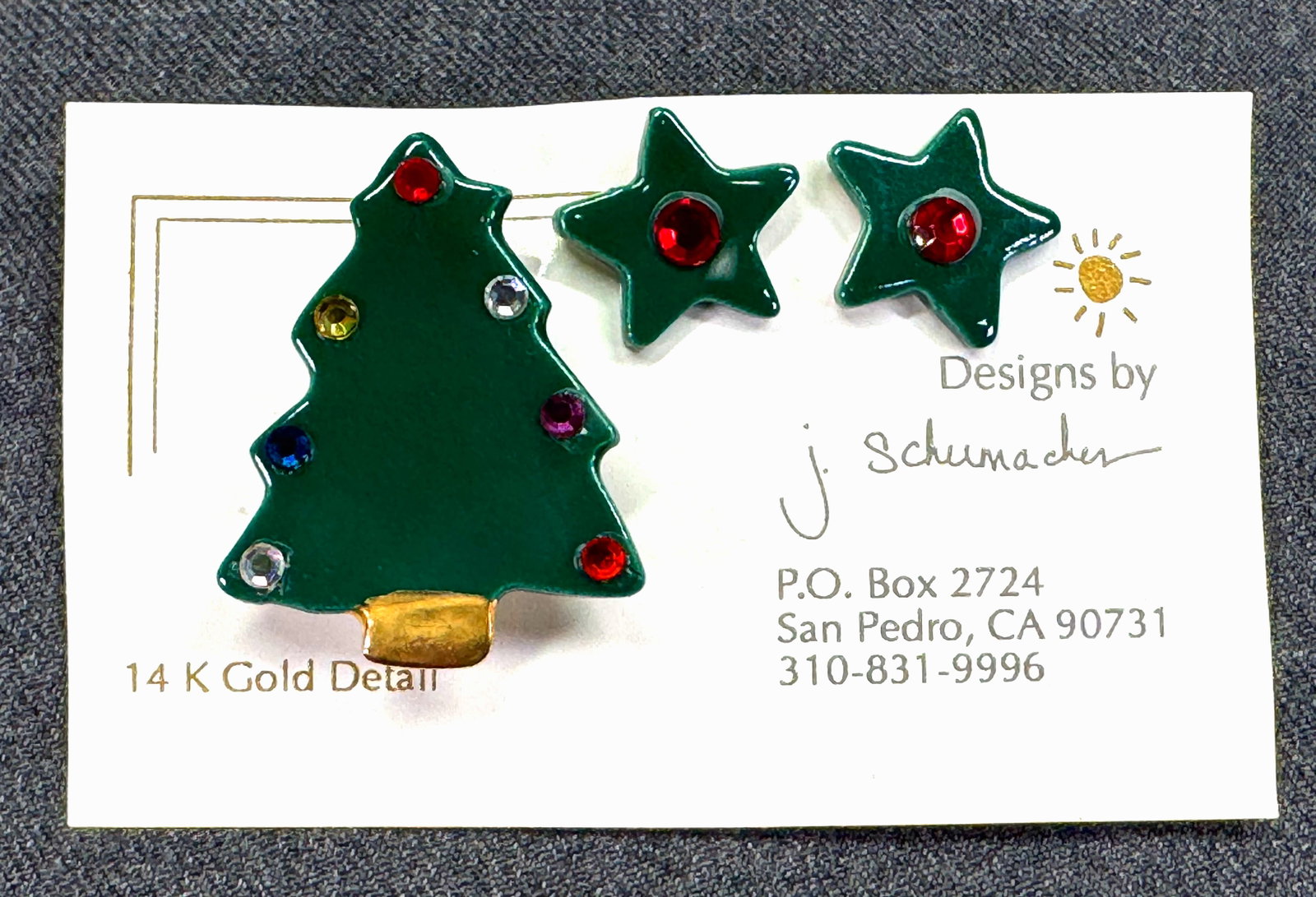 Vintage Ceramic Christmas Tree Pin & Star Studs Set by J. Schumacher. Unused in card. *L: Vintage Ceramic Christmas Tree Pin & Star Studs Set by J. Schumacher. Unused in card. For measures please refer to the pictures taken with a measuring tape. Weight: 7 Grams. IN HOUSE FLAT SHIPPING & H