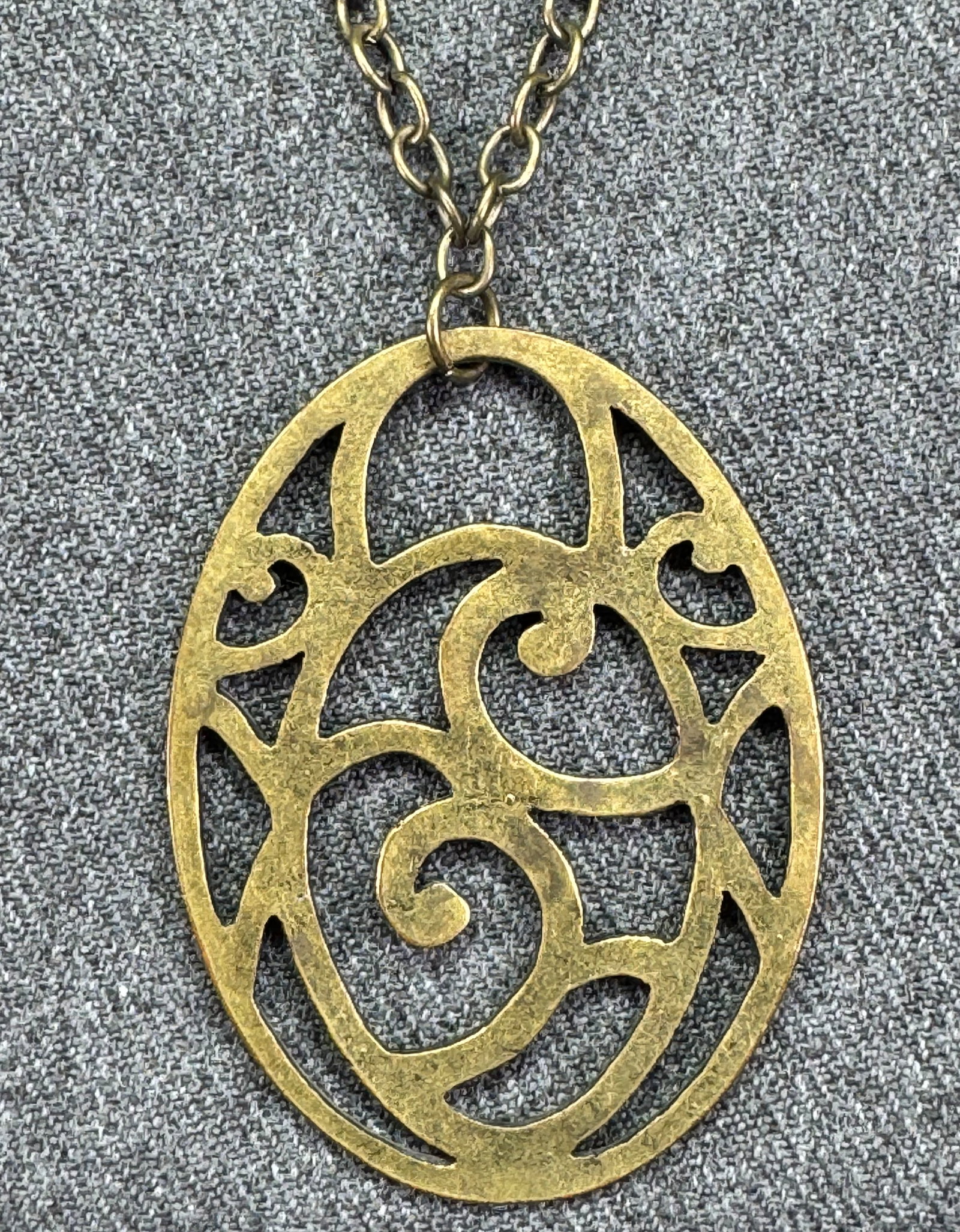 Vintage swirling cut-out design pendant necklace. Chain. Bronze-tone. *f (1 of 5)