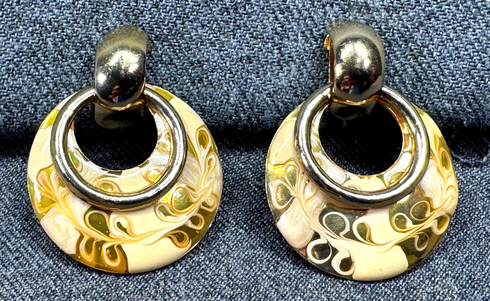 Vintage 80's enamel gold-toned metal hoops dangles clip earrings: Vintage 80's enamel gold-toned metal hoops dangles clip earrings. Unmarked. For measures please refer to the pictures taken with a measuring tape. Weight: 10 Grams. IN HOUSE FLAT SHIPPING & HANDLING C