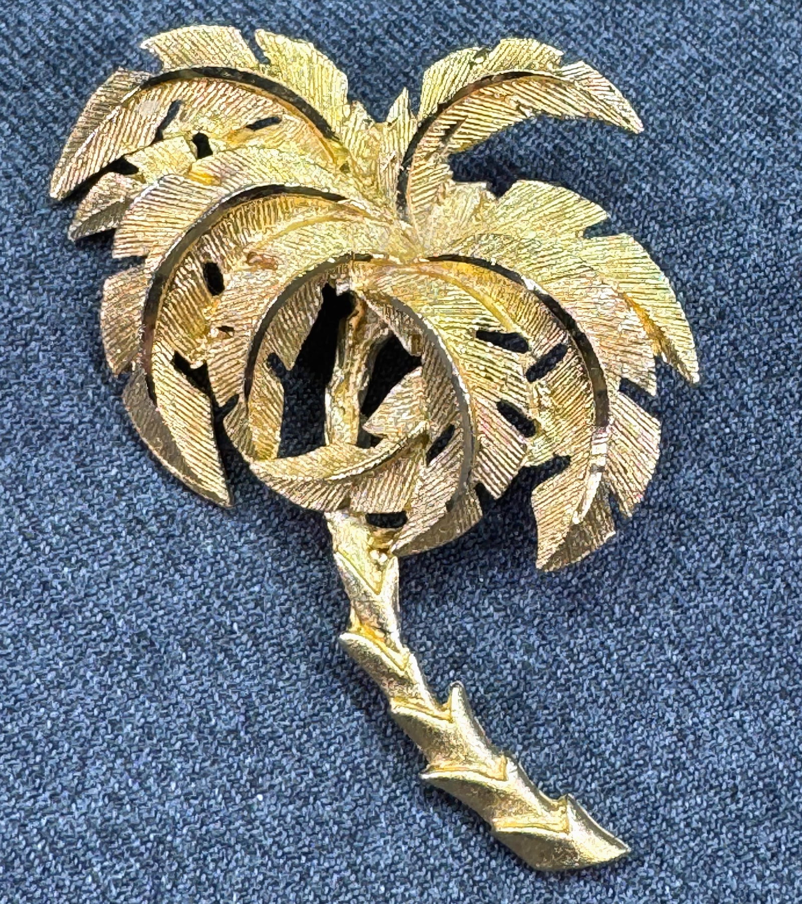 Vintage Trifari Style Palm Tree Brooch. Textured Gold-Tone. *f: Vintage Trifari Style Palm Tree Brooch. Textured Gold-Tone. Unmarked For measures please refer to the pictures taken with a measuring tape. Weight: 20 Grams. IN HOUSE FLAT SHIPPING & HANDLING COST WIT