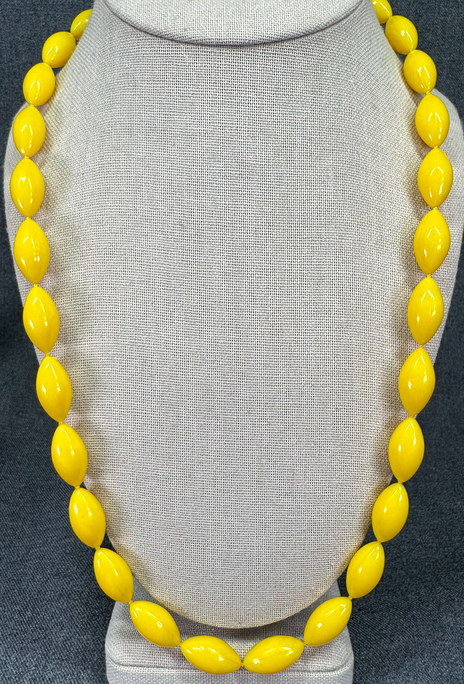 Vintage yellow plastic beaded necklace. #B: Vintage yellow plastic beaded necklace. Unmarked. < For measures please refer to the pictures taken with a measuring tape. Weight: 27 Grams. IN HOUSE FLAT SHIPPING & HANDLING COST WITHIN ALL THE U.S. 