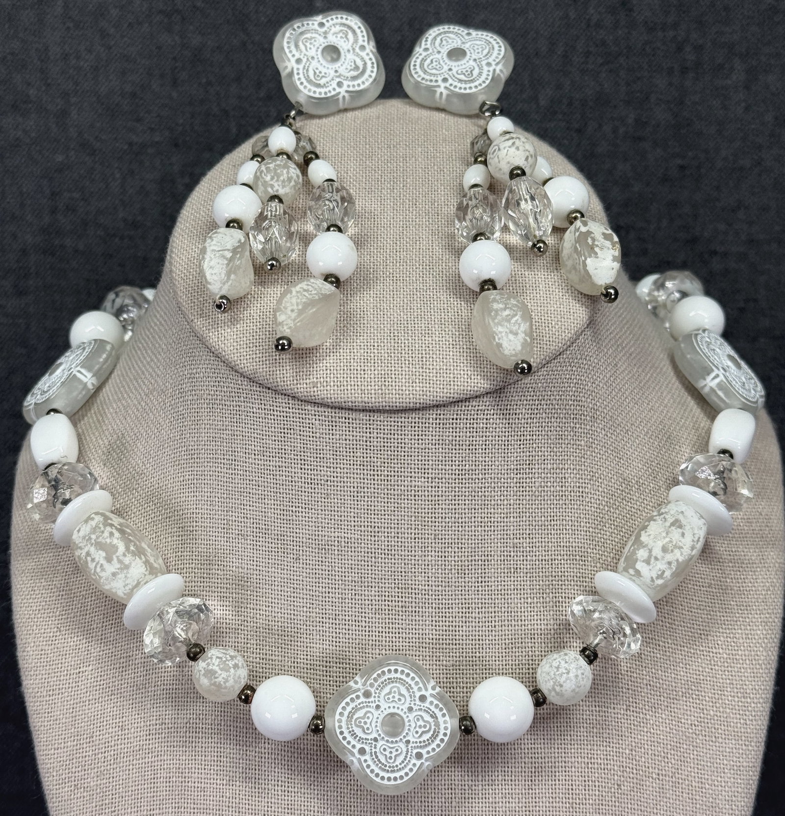 Vintage frosted, white & clear lucite beads necklace and clip on earrings: IN HOUSE FLAT SHIPPING & HANDLING COST WITHIN ALL THE U.S. : 7 To bypass LiveShipping, and use our In-House shipping service for 7 or shipping combined for multiple lots, plase select “Arrange Y