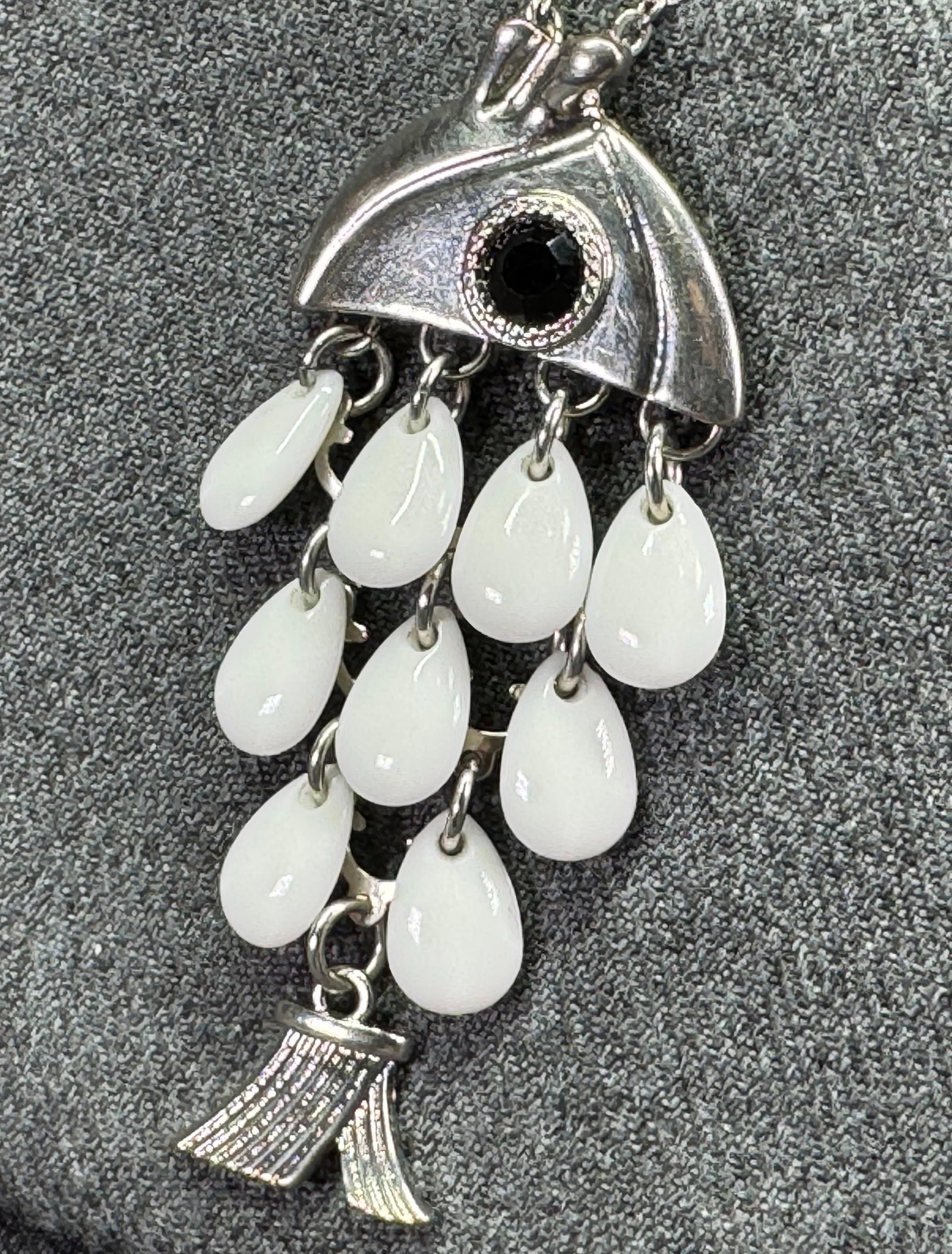 Vintage White Plastic Teardrop Dangle Fish Pendant Necklace. Silver-tone. *f: Vintage White Plastic Teardrop Dangle Fish Pendant Necklace. Silver-tone. Black eye. Silber-tone. For measures please refer to the pictures taken with a measuring tape. Weight: 15 Grams. IN HOUSE FLAT