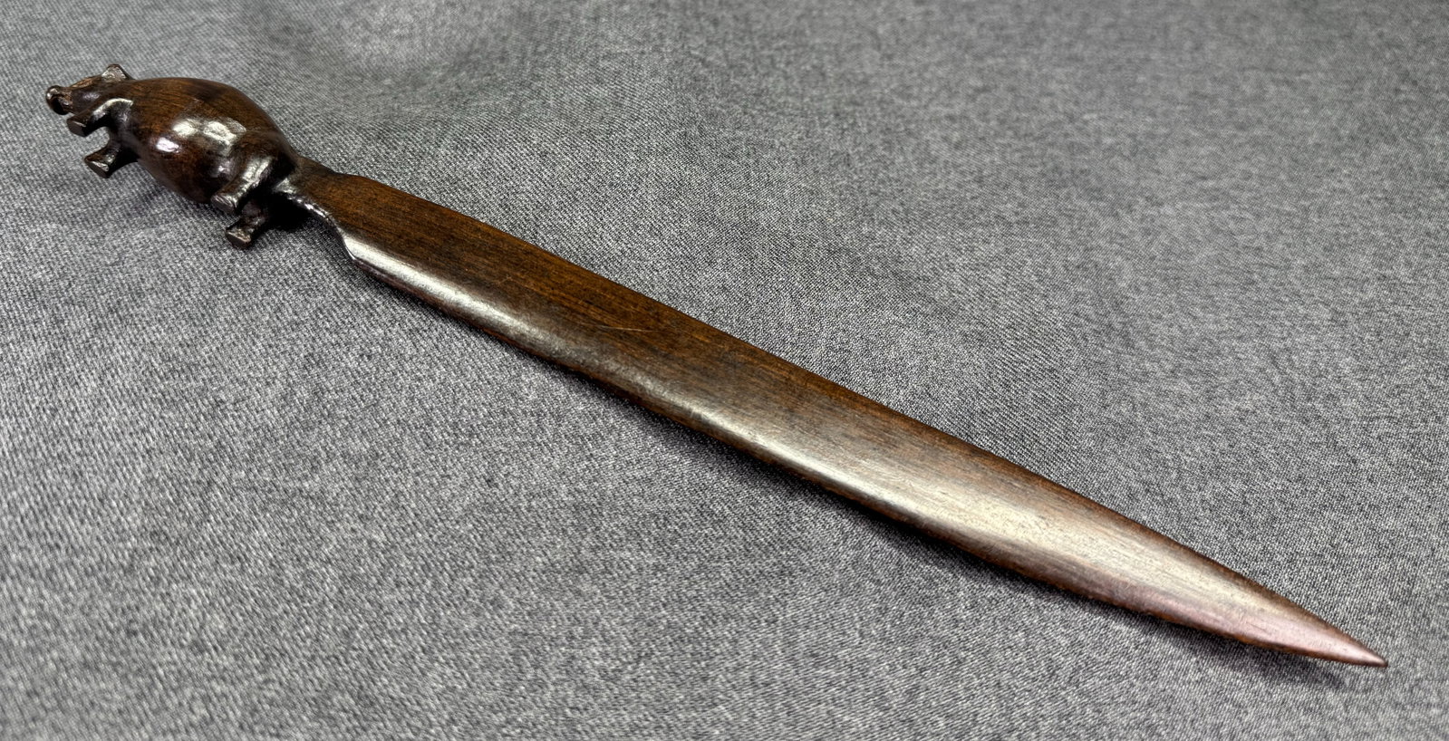 Vintage African Hand-Carved Ebony Wood Letter Opener. Aardvark handle. *L: Vintage African Hand-Carved Ebony Wood Letter Opener. Aardvark handle. For measures please refer to the pictures taken with a measuring tape. Weight: 30 Grams. IN HOUSE FLAT SHIPPING & HANDLING COST W