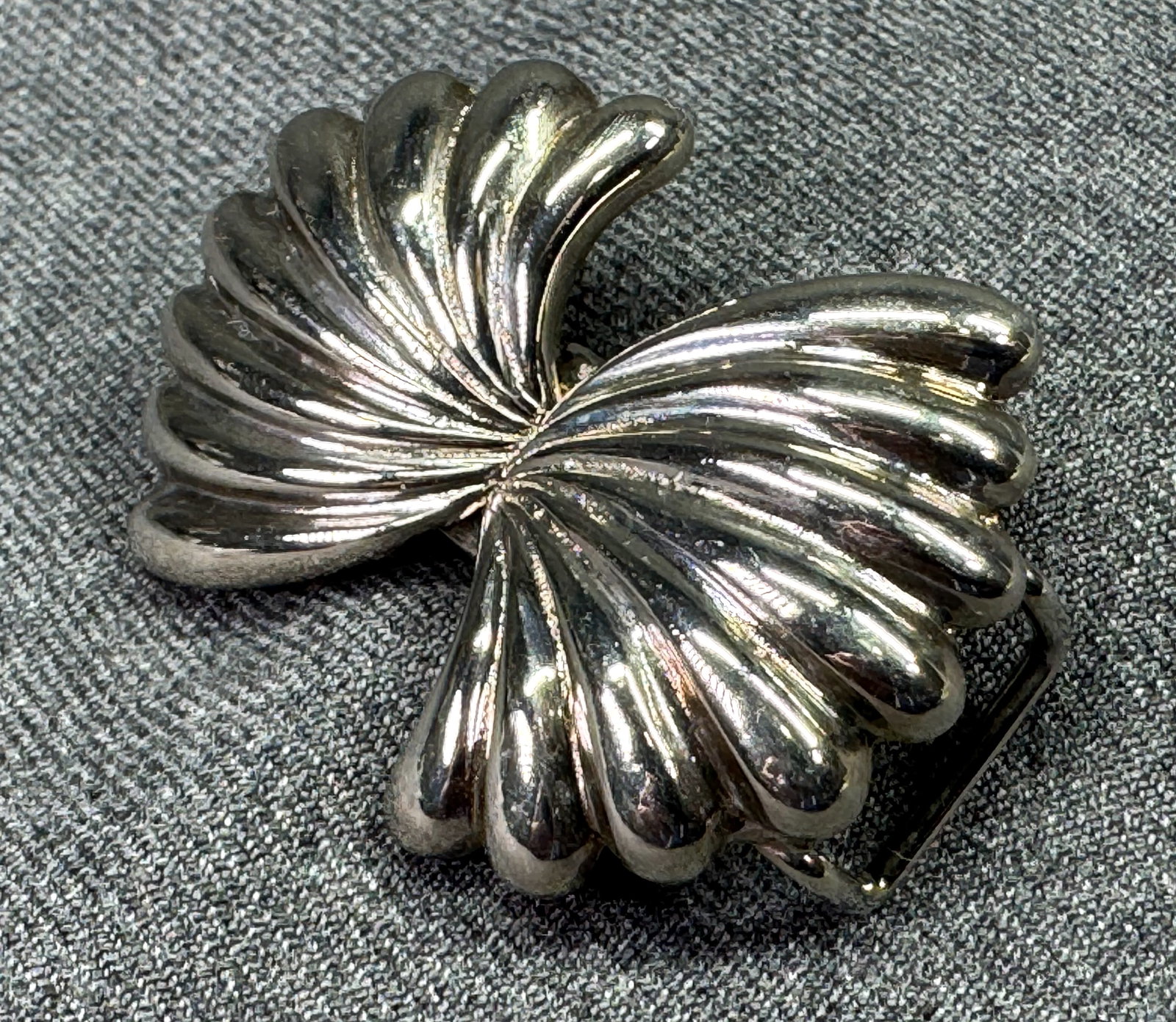 Vintage 1980 Mimi di N Silver Tone Shell Interlocking Belt Buckle *j: Vintage 1980 Mimi di N Silver Tone Shell Interlocking Belt Buckle. Marked. For measures please refer to the pictures taken with a measuring tape. Weight: 27 Grams. IN HOUSE FLAT SHIPPING & HANDLING CO