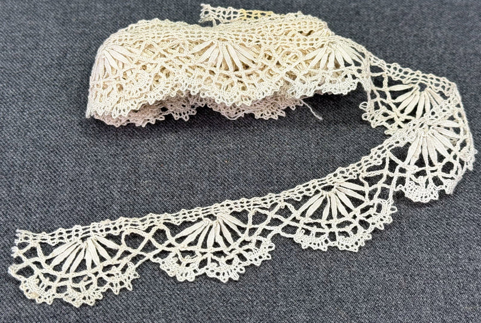 Vintage bobbin lace trim. 1 3/4 yards. Unused #B (1 of 4)