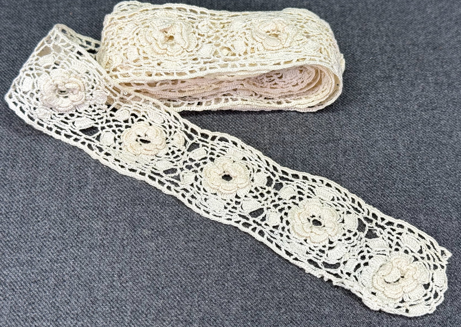 Vintage Irish lace floral trim / belt strap. 42 inches. Unused #B: Vintage Irish lace floral trim / belt strap. 42 inches lomg. Unused < For measures please refer to the pictures taken with a measuring tape. Weight: 7 Grams. IN HOUSE FLAT SHIPPING & HANDLING COST WIT
