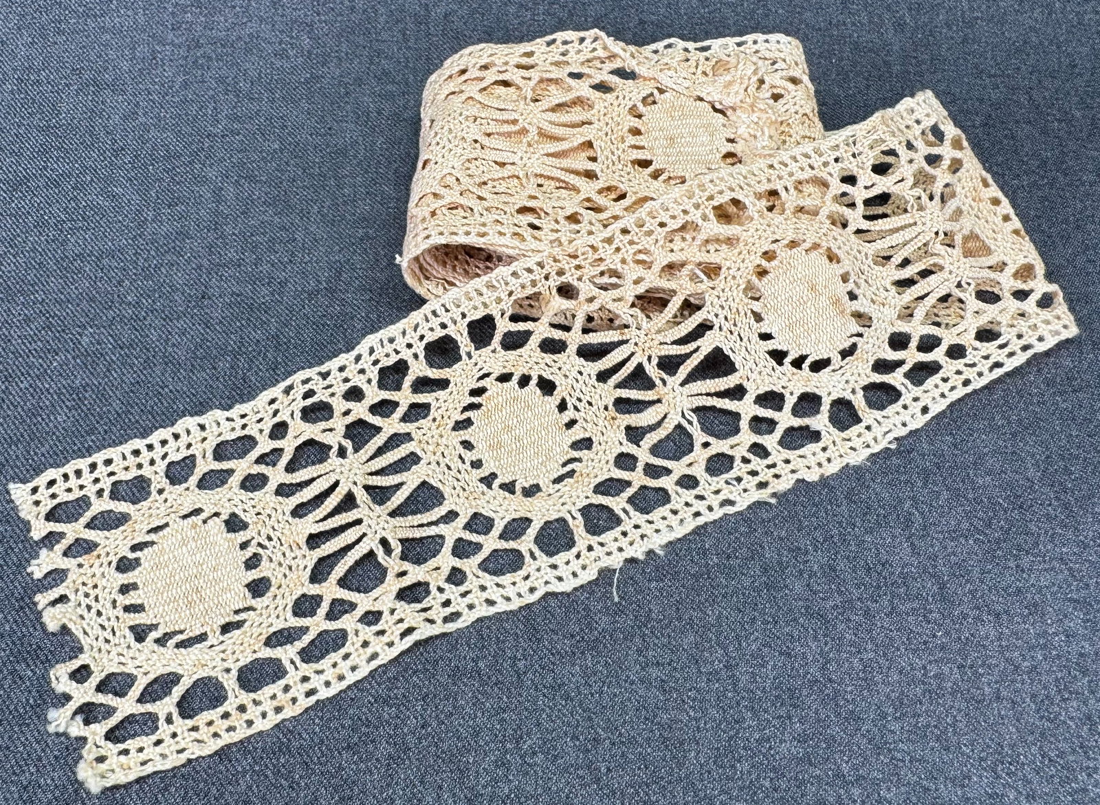 Vintage cluny lace trim. 1 5/32 yards *B: Vintage crochet lace trim. 1 5/32 yards total in two pieces of 16 & 26 inches long each. For measures please refer to the pictures taken with a measuring tape. Weight: 14 Grams. IN HOUSE FLAT SHIPPING