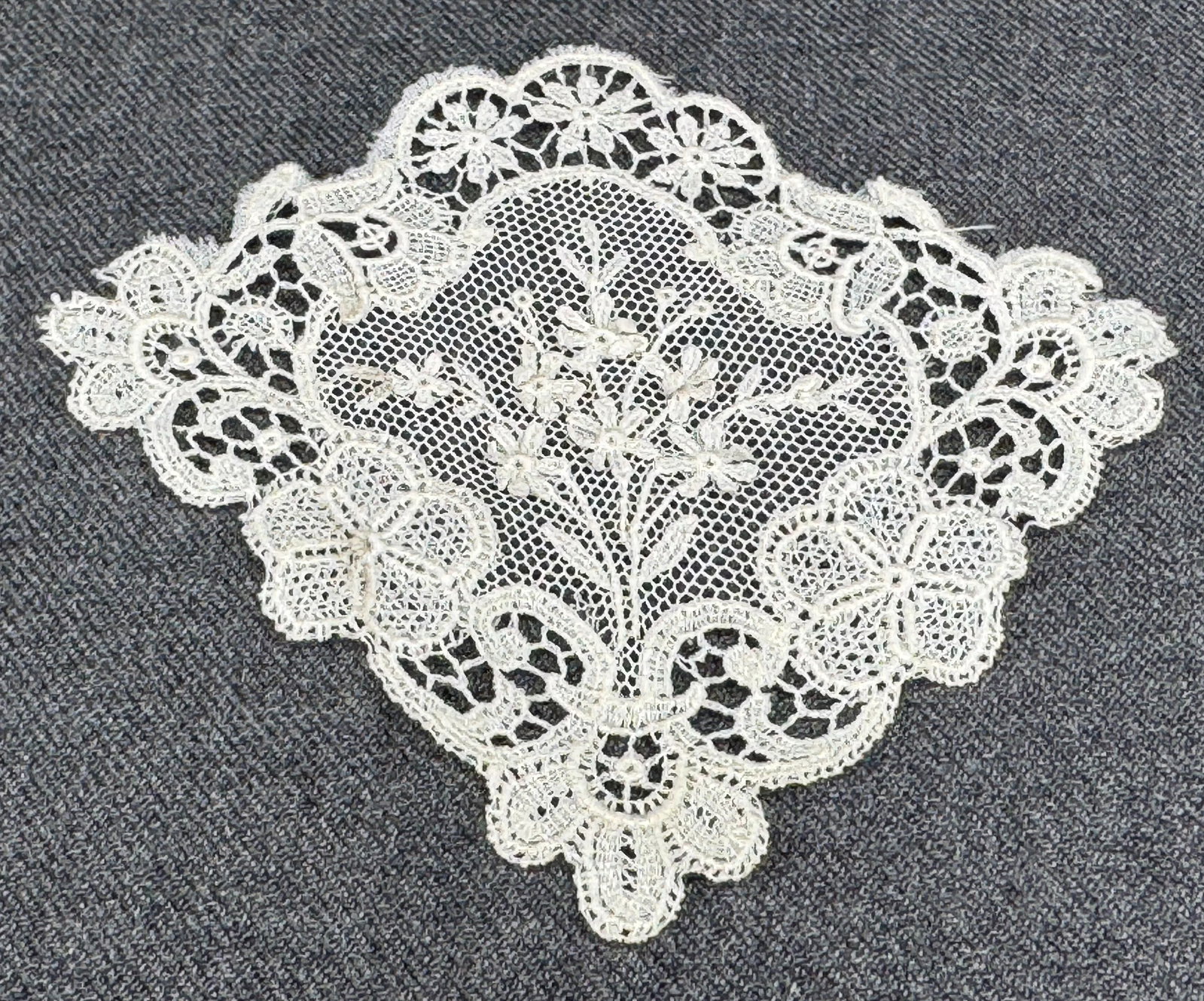 Antique Brussels Net Lace Applique Floral Motif . Unused. *j: Antique Brussels Net Lace Applique Floral Motif . Unused. For measures please refer to the pictures taken with a measuring tape. IN HOUSE FLAT SHIPPING & HANDLING COST WITHIN ALL THE U.S. : $ 7 To byp