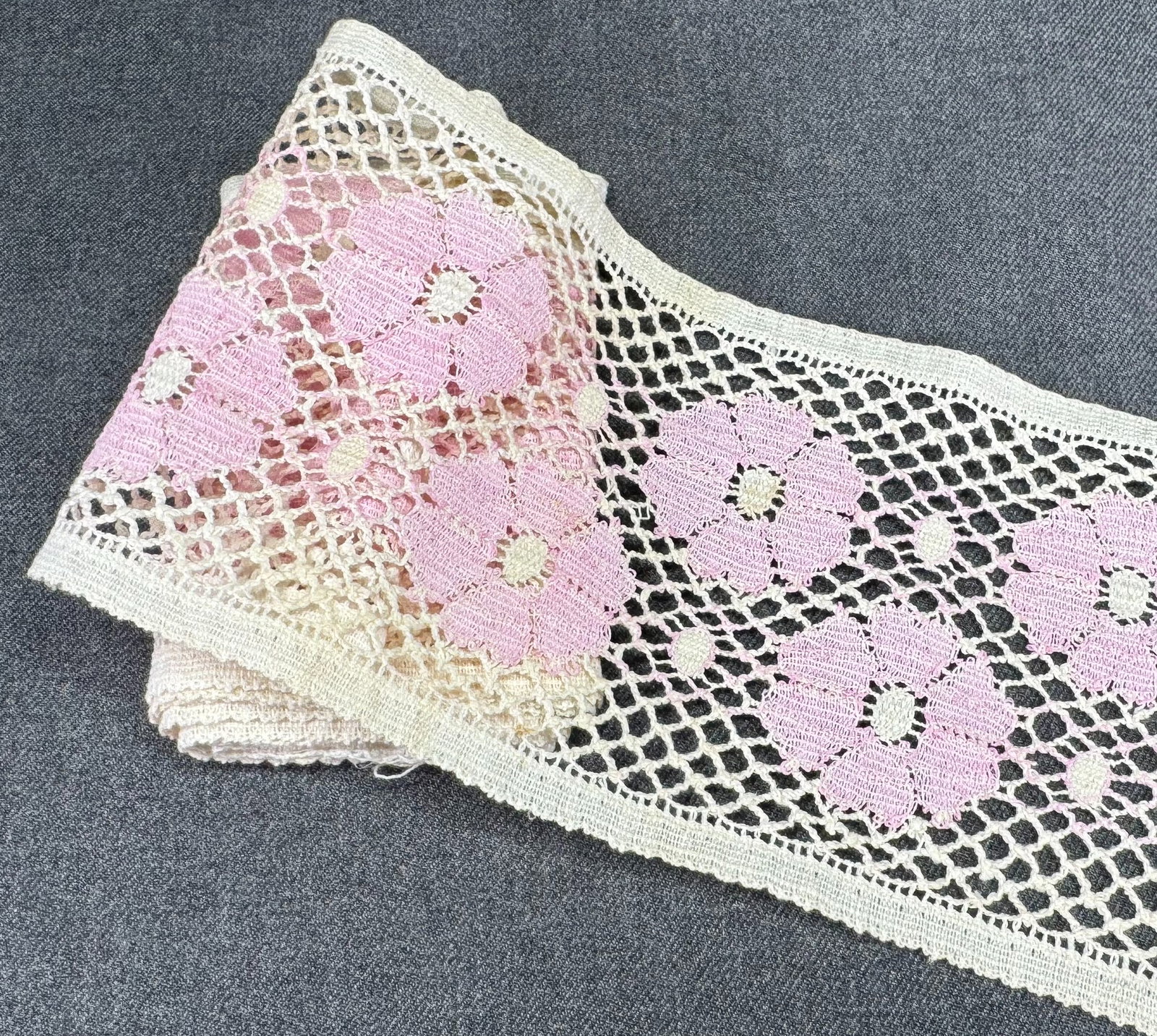Vintage rose & creamy flowers lace trim for sewing crafts. 1 1/2 Yards long. Unused: IN HOUSE FLAT SHIPPING & HANDLING COST WITHIN ALL THE U.S. : 7 To bypass LiveShipping, and use our In-House shipping service for 7 or shipping combined for multiple lots, please select “Arrange 