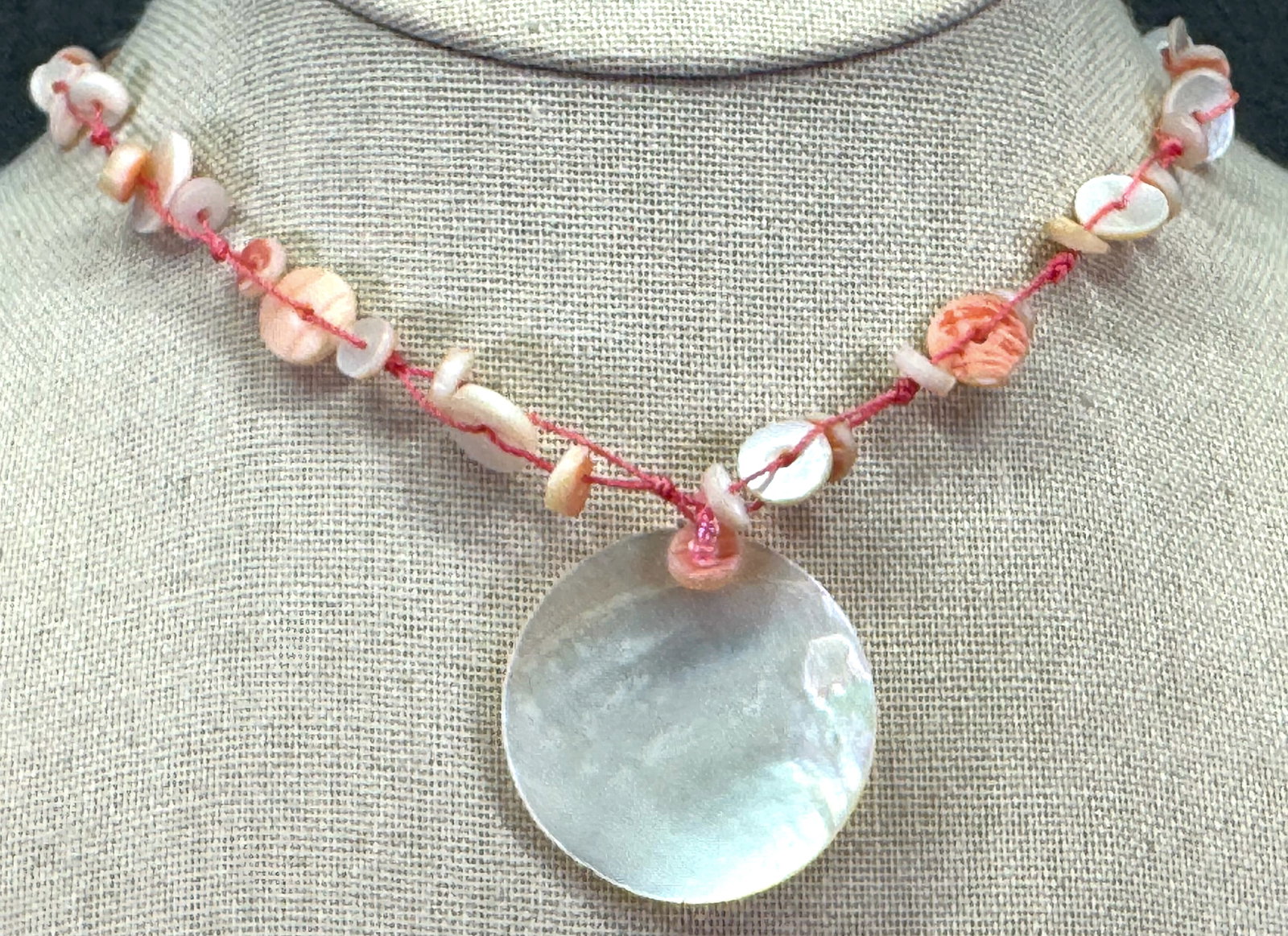 Vintage artisan rose accents mother of pearl medallion necklace. *d: Vintage artisan rose accents mother of pearl medallion & hand knotted beads necklace. Unmarked For measures please refer to the pictures taken with a measuring tape.Weight: 12 Grams IN HOUSE FLAT SHIP