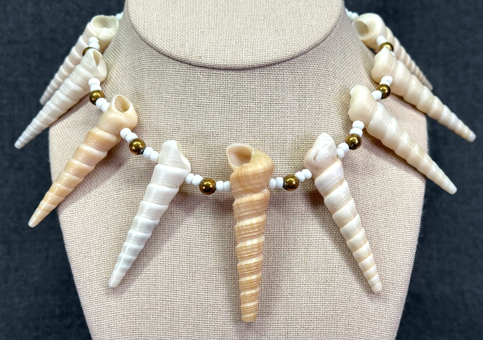 Vintage artisan seashell, glass & gold-toned collar bib necklace. *d: Vintage artisan seashell, glass & gold-toned collar bib necklace. Unmarked For measures please refer to the pictures taken with a measuring tape.Weight: 65 Grams IN HOUSE FLAT SHIPPING & HANDLING COST