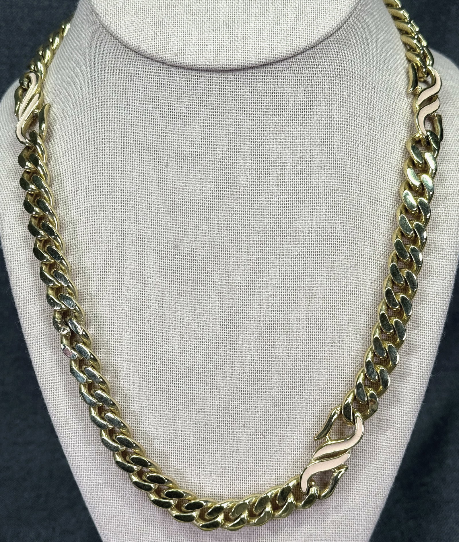 Vintage enamel gold-toned heavy chain necklace: IN HOUSE FLAT SHIPPING & HANDLING COST WITHIN ALL THE U.S. : 7 To bypass LiveShipping, and use our In-House shipping service for 7 or shipping combined for multiple lots, plase select “Arrange Y
