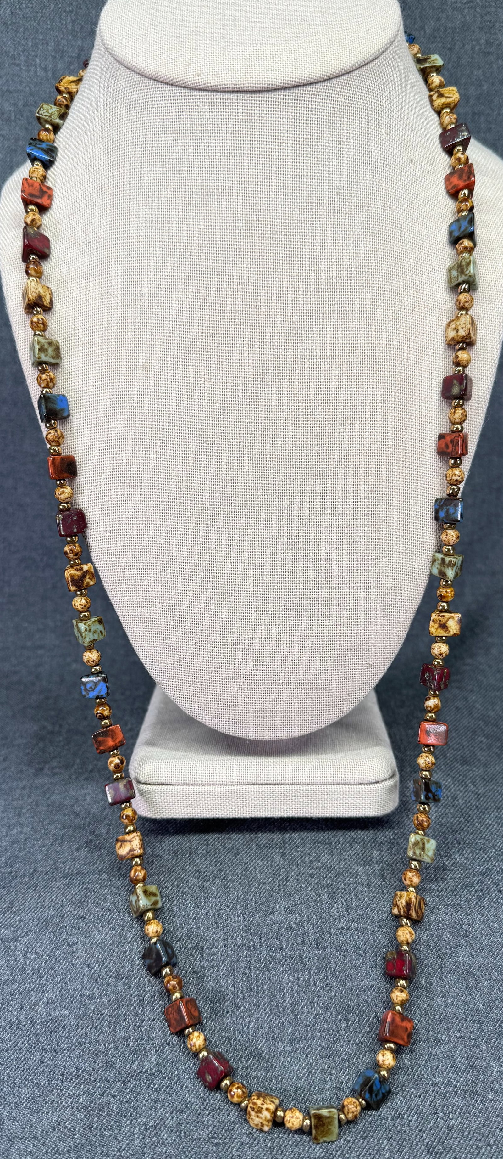Vintage marbled color plastic & gold-toned beaded necklace: IN HOUSE FLAT SHIPPING & HANDLING COST WITHIN ALL THE U.S. : 7 To bypass LiveShipping, and use our In-House shipping service for 7 or shipping combined for multiple lots, plase select “Arrange Y