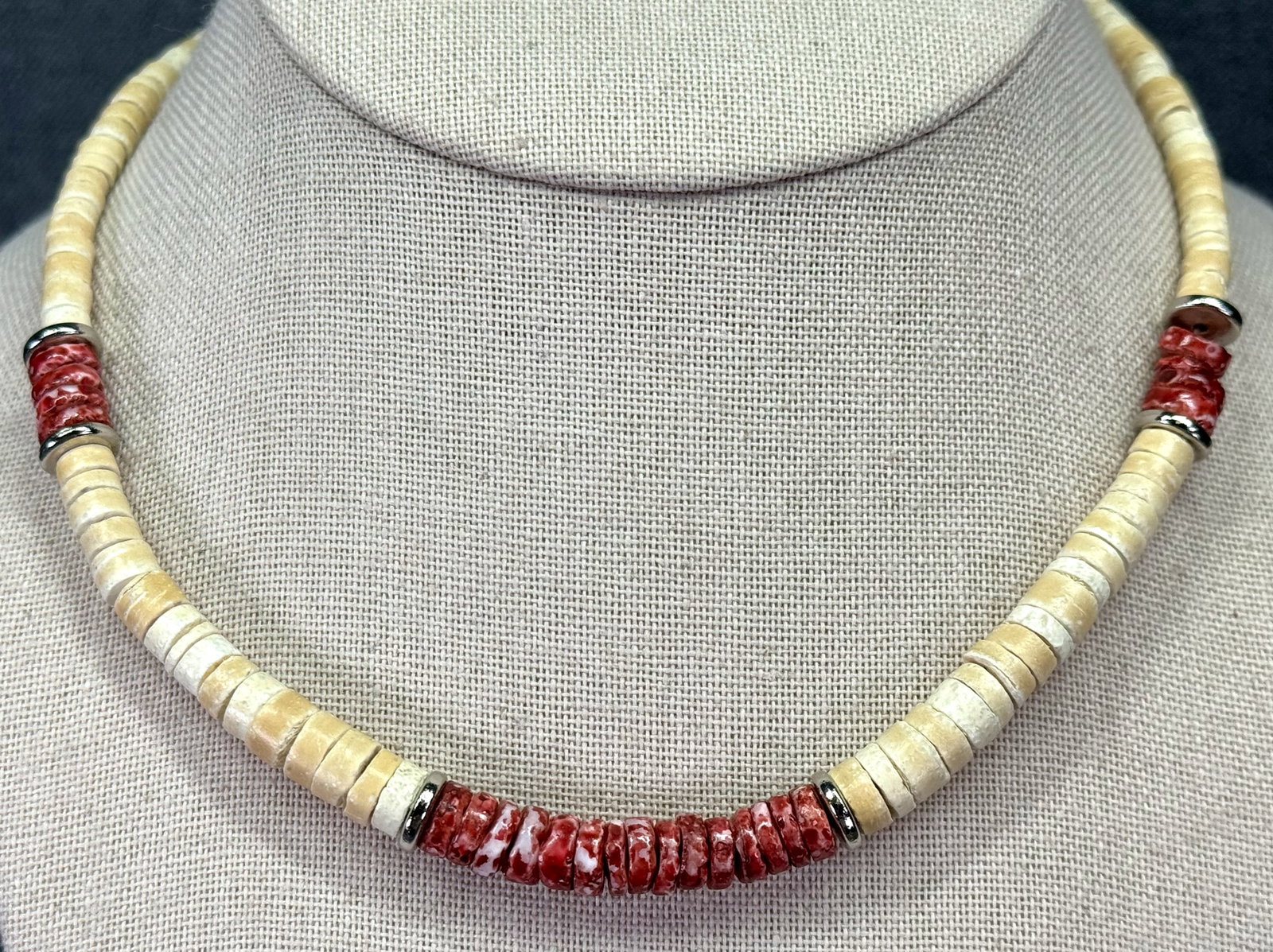 Vintage Hawaiian style wood & plastic beaded necklace: Vintage Hawaiian style wood & plastic beaded necklace. Unmarked. For measures please refer to the pictures taken with a measuring tape. Weight: 14 Grams. IN HOUSE FLAT SHIPPING & HANDLING COST WITHIN 