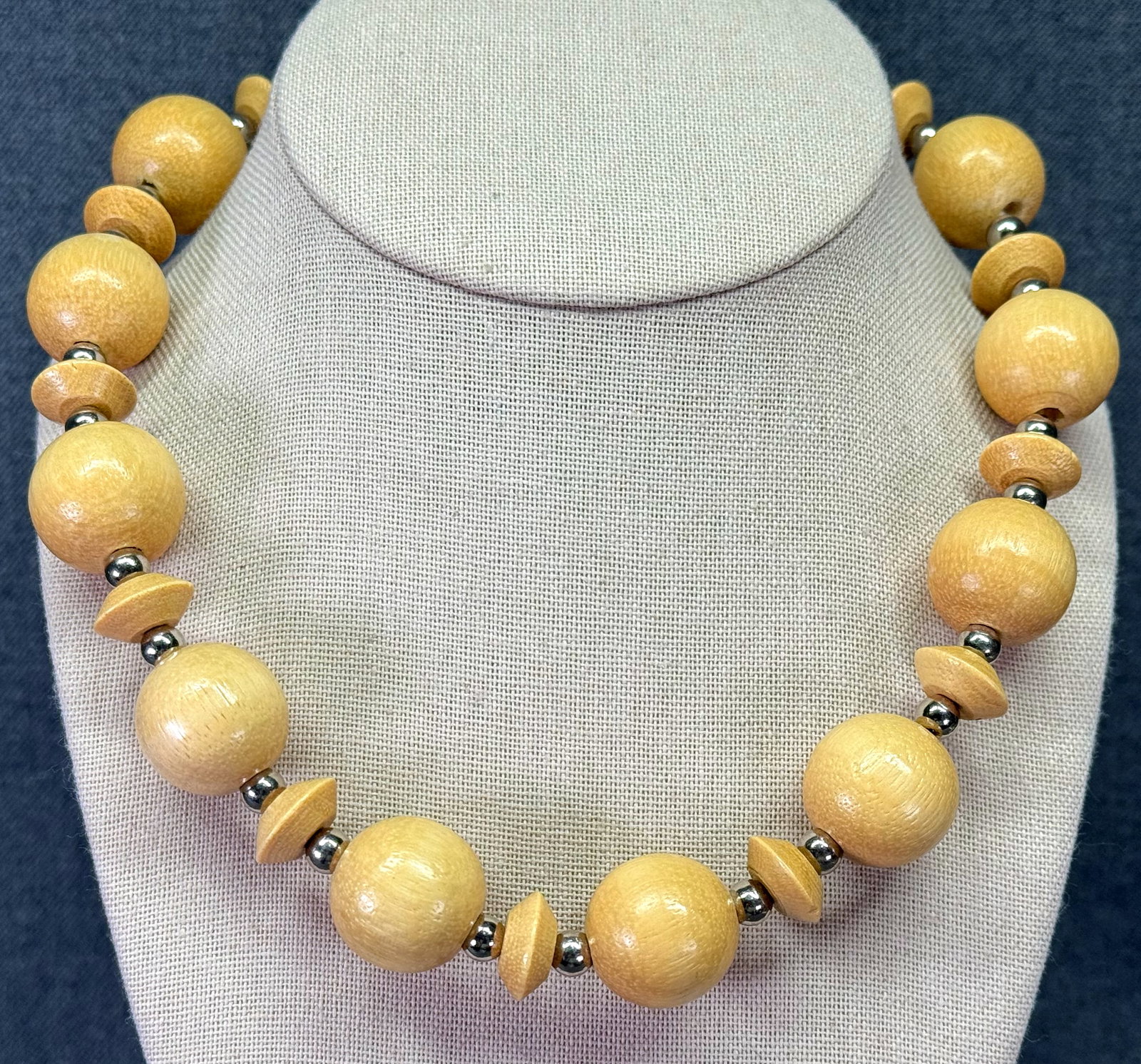 Vintage wooden and silver-toned beads necklace: IN HOUSE FLAT SHIPPING & HANDLING COST WITHIN ALL THE U.S. : $7 To bypass LiveShipping, and use our In-House shipping service for $7 or shipping combined for multiple lots, please select “Arrang
