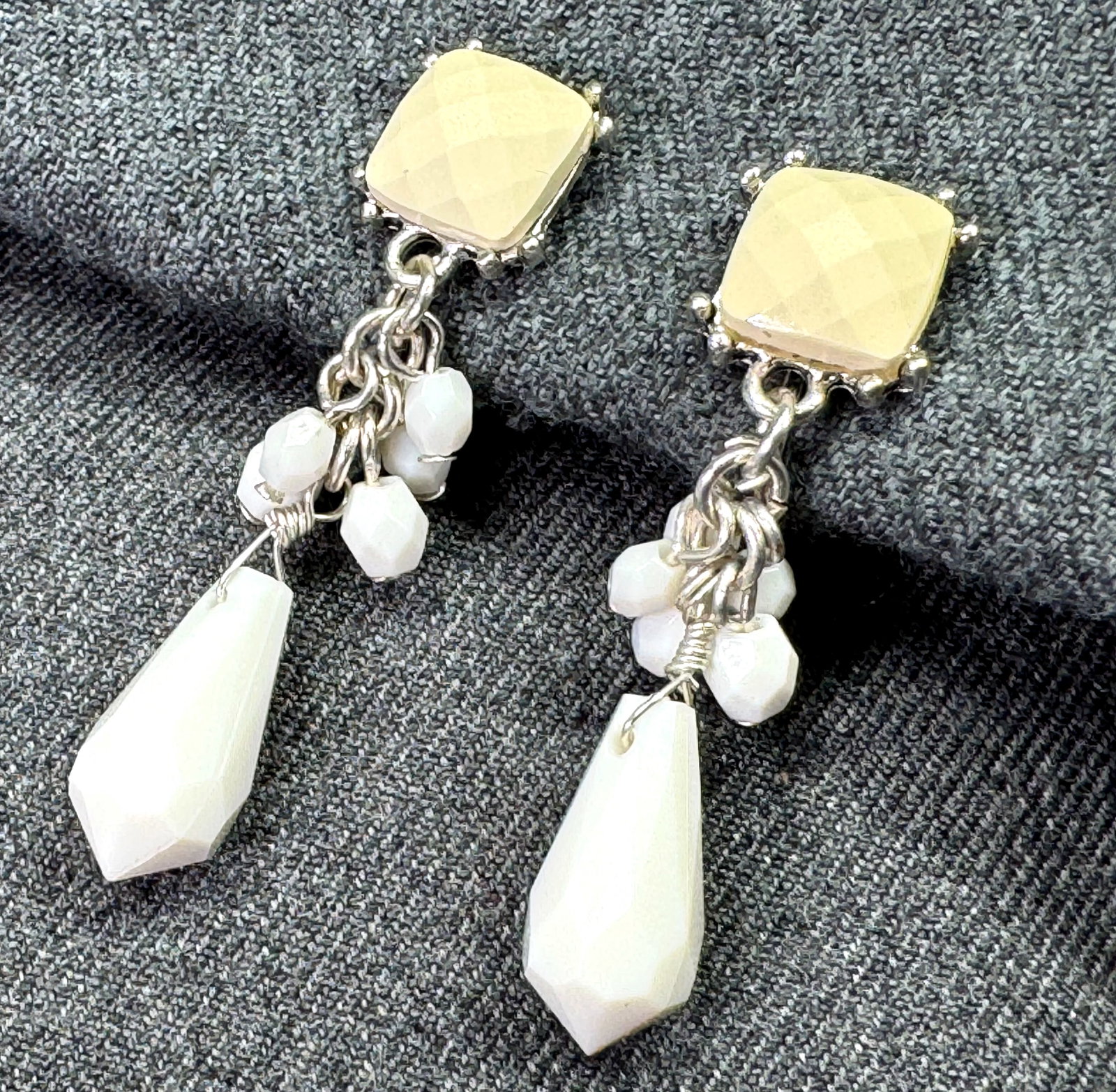 Vintage creamy & white plastic beads silver-toned drop clip earrings: Vintage creamy & white plastic beads silver-toned drop clip earrings. Unmarked . For measures please refer to the pictures taken with a measuring tape. Weight: 7 Grams. IN HOUSE FLAT SHIPPING & HANDLI