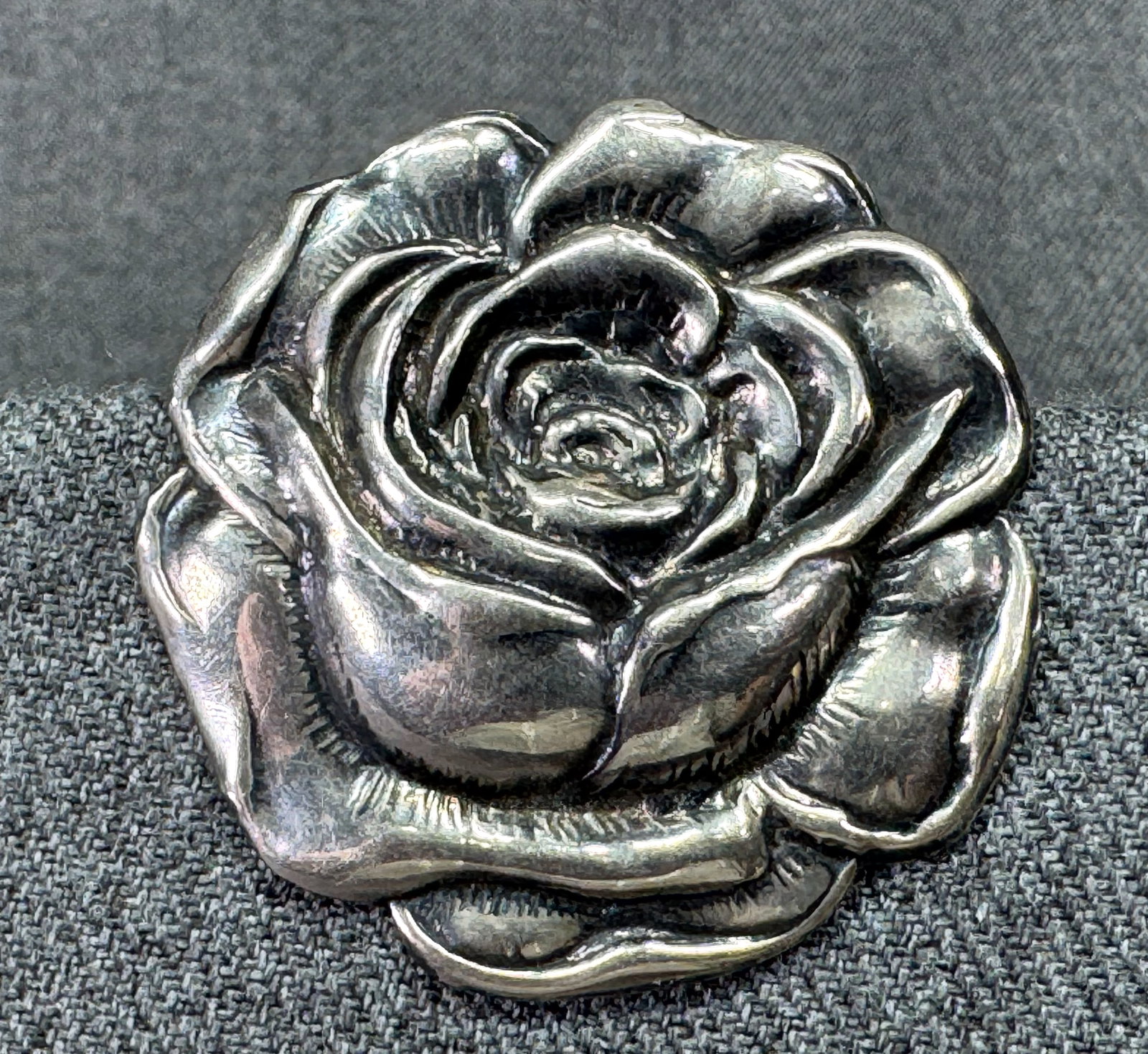 Vintage silver-plated rose flower brooch pin: Vintage silver-plated rose flower brooch pin. Unmarked . For measures please refer to the pictures taken with a measuring tape. Weight: 11 Grams. IN HOUSE FLAT SHIPPING & HANDLING COST WITHIN ALL THE 
