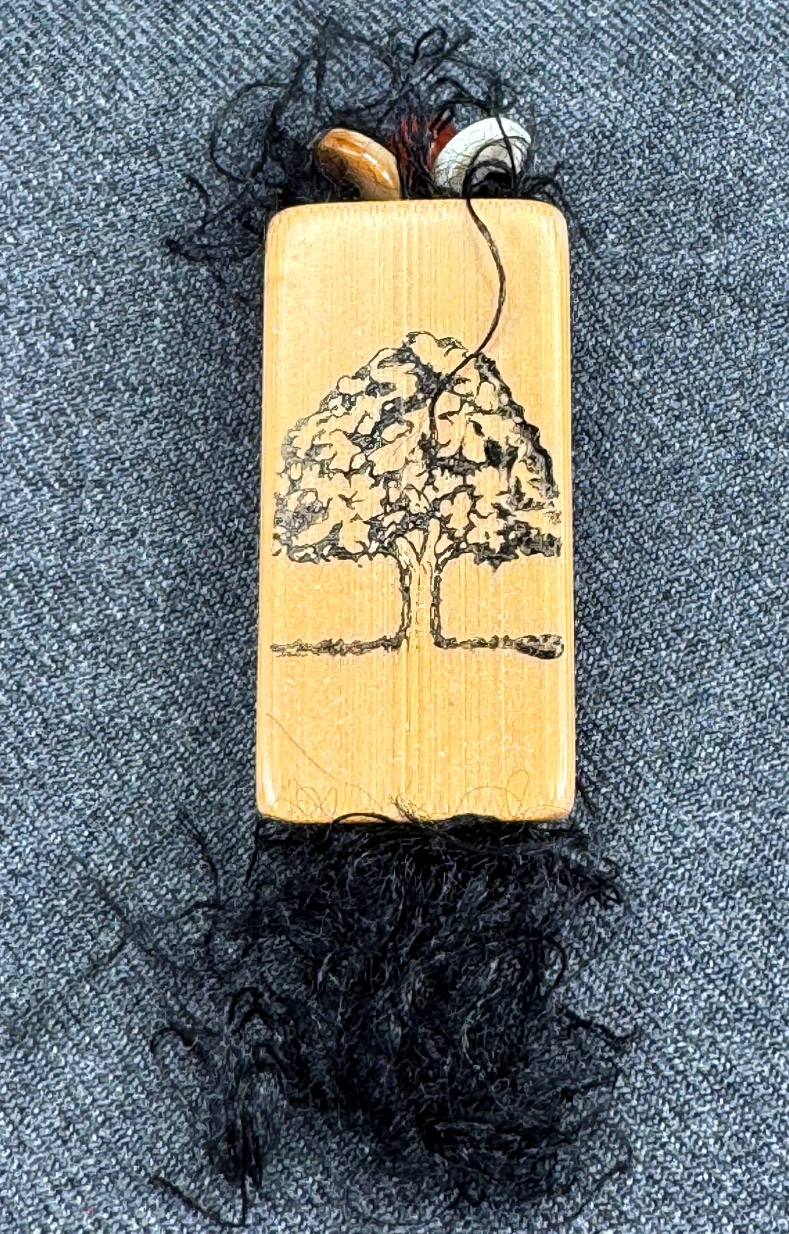 Vintage artsy oak tree pin brooch. Painted wood, threads, shell & pottery beads. *f: Vintage artsy oak tree pin brooch. Painted wood, threads, shell & pottery beads. Unmarked. For measures please refer to the pictures taken with a measuring tape. Weight: 5 Grams. IN HOUSE FLAT SHIPPIN