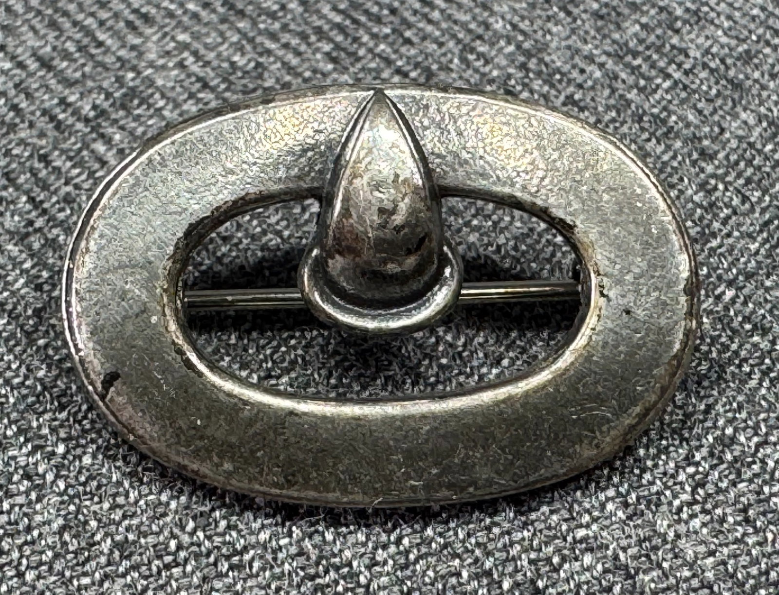 Vintage silver-toned buckle shaped small brooch pin. *d: Vintage silver-toned buckle shaped small brooch pin. Unmarked. For measures please refer to the pictures taken with a measuring tape. Weight: 5 Grams. IN HOUSE FLAT SHIPPING & HANDLING COST WITHIN ALL