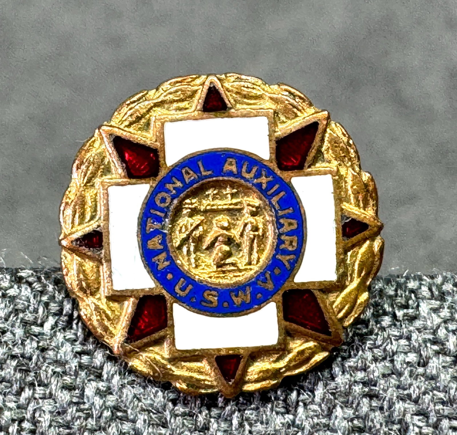 Vintage National Auxiliary USWV Enamel Pin Brooch. W&H Co. Gold-tone. *f: Vintage National Auxiliary USWV Enamel Pin Brooch. Marked W&H Co. Gold-tone. For measures please refer to the pictures taken with a measuring tape. Weight: 2 Grams. IN HOUSE FLAT SHIPPING & HANDLING C
