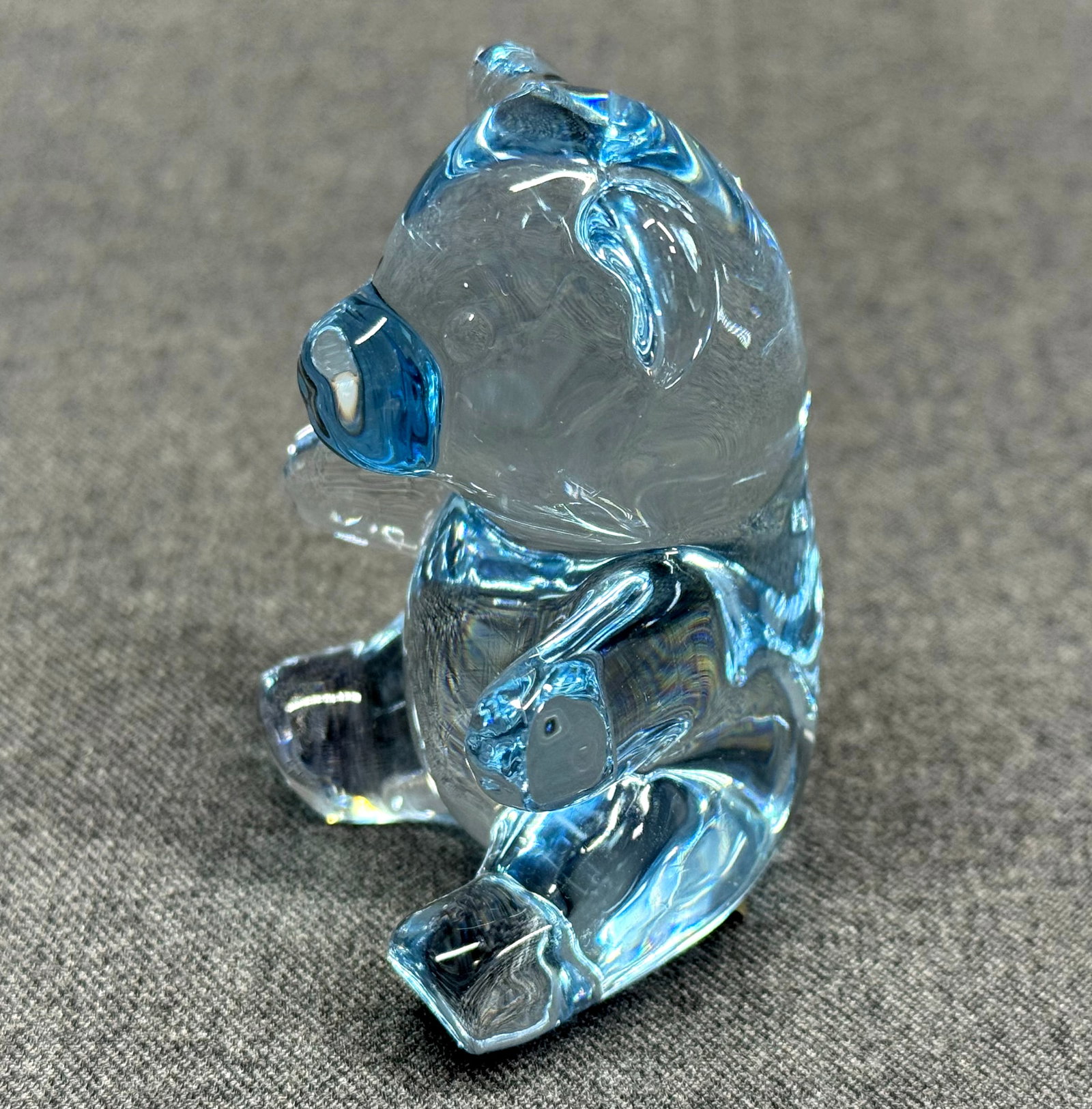 Oneida Crystal Glass Sitting Teddy Bear. Paper Label.: Oneida Crystal Glass Sitting Teddy Bear. Paper label. For measures please refer to the pictures taken with a measuring tape. Weight:190 Grams. IN HOUSE FLAT SHIPPING & HANDLING COST WITHIN ALL THE U.S
