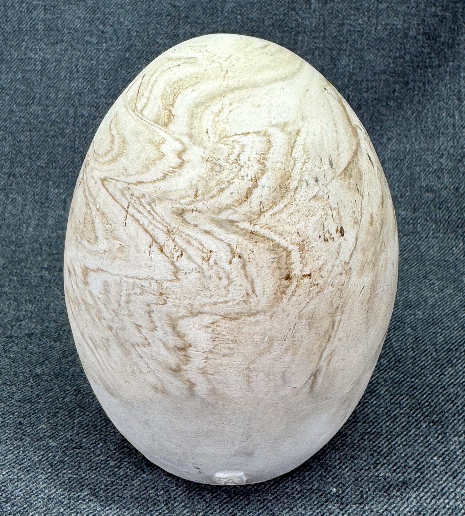 Vintage artsy heavy pottery egg paperweight . Marked: Vintage artsy marbled creamy heavy pottery egg paperweight.A staped mark. For measures please refer to the pictures taken with a measuring tape. Weight: 400 Grams. IN HOUSE FLAT SHIPPING & HANDLING CO